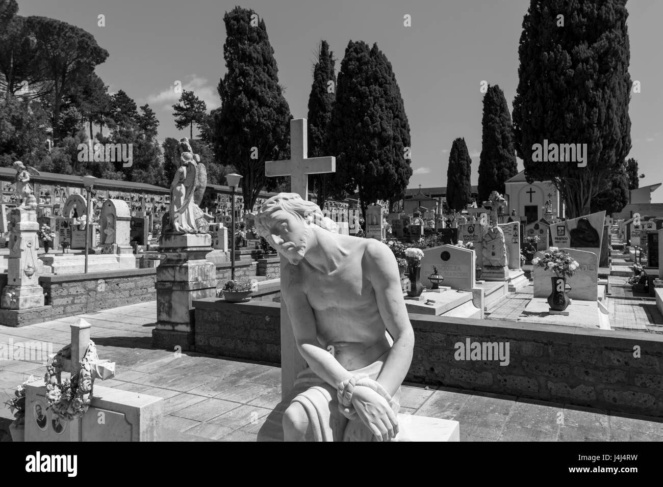 Pitigliano (Italia) - La splendida cittadina medievale nella regione Toscana, noto come "la piccola Gerusalemme". Qui il centro storico con il cimitero. Foto Stock