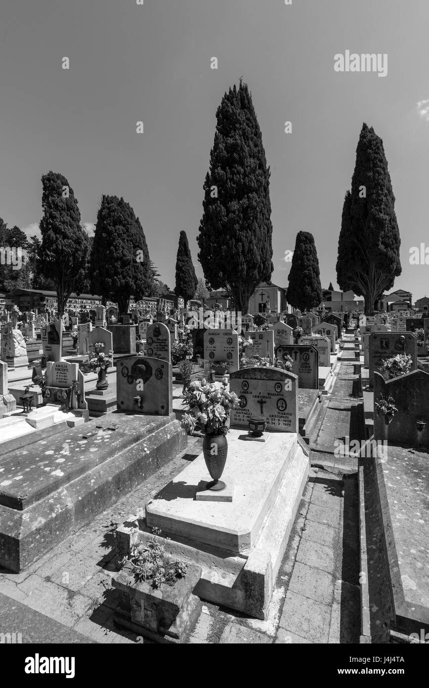 Pitigliano (Italia) - La splendida cittadina medievale nella regione Toscana, noto come "la piccola Gerusalemme". Qui il centro storico con il cimitero. Foto Stock