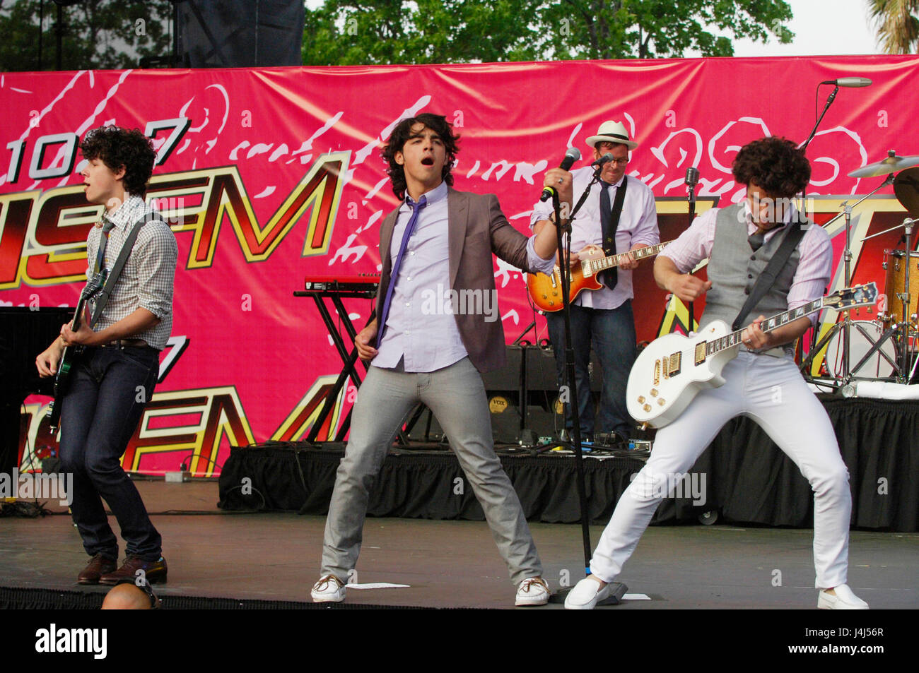 (L-R) musicisti Nick Jonas Joe Jonas e Kevin Jonas dei Jonas Brothers effettuando al 2008 102,7 Kiss FM Wango Tango Festival di Irvine. Foto Stock