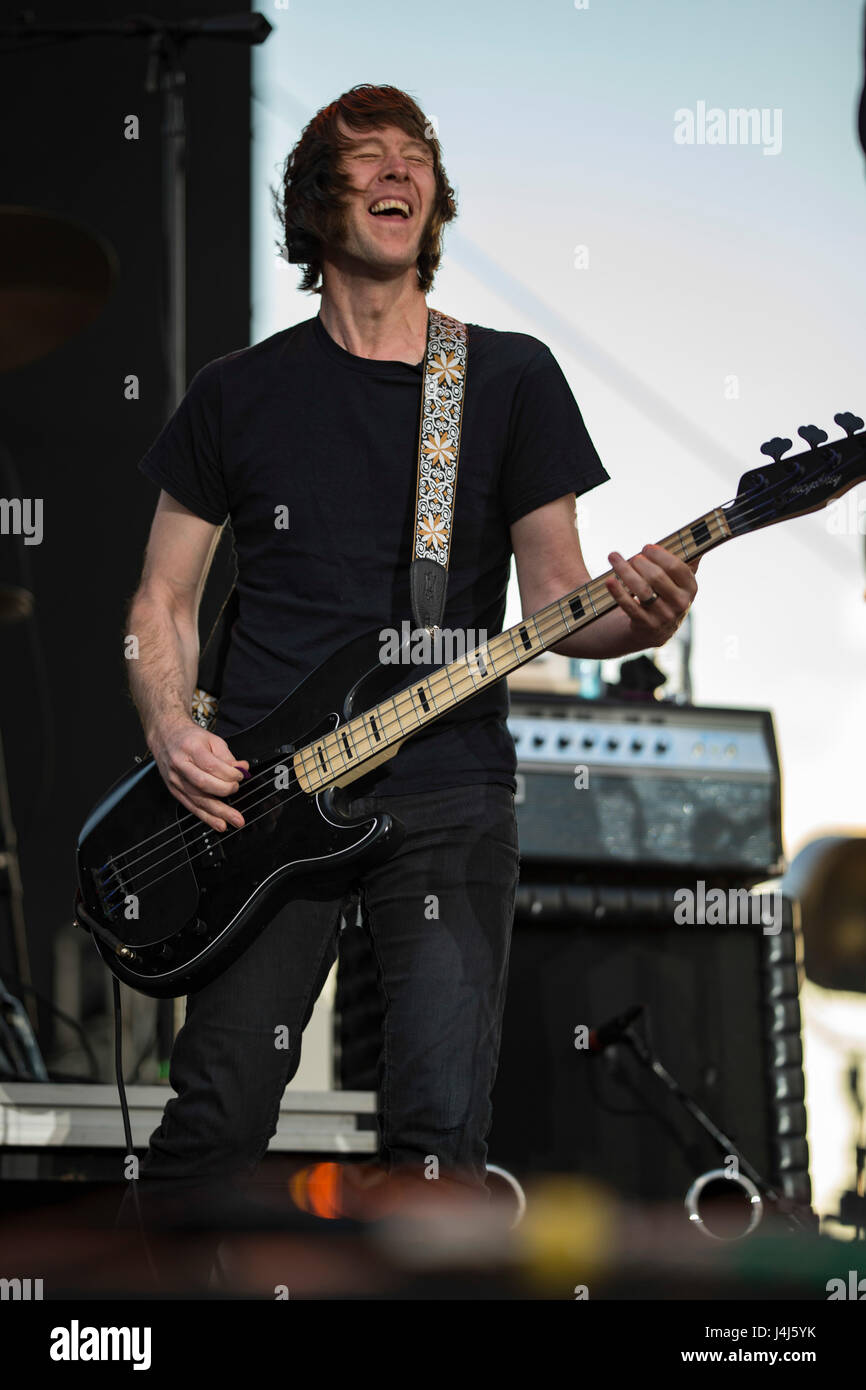 Matt Patton, chitarrista dei Drive By Truckers esegue a 2017 Beale Street Music Festival a Tom Lee Park a Memphis, Tennessee il 6 maggio 2017. Foto Stock