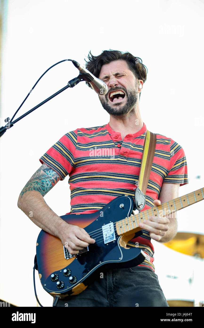 John Nolan, chitarrista e cantante di tornare domenica esegue al 2017 Beale Street Music Festival a Tom Lee Park a Memphis, Tennessee il 5 maggio 2017. Foto Stock