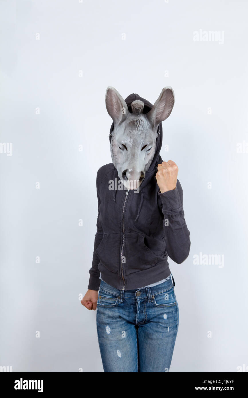 Donna che indossa una maschera di asino e mimo cultura hip hop indossa una  felpa con cappuccio e un jean con fori Foto stock - Alamy