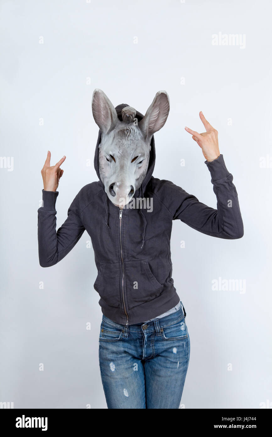 Donna che indossa una maschera di asino e mimo cultura hip hop indossa una  felpa con cappuccio e un paio di jeans con fori Foto stock - Alamy