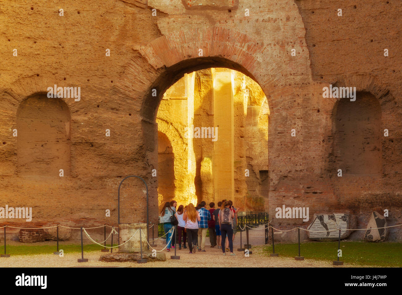 Roma, Italia. Terme di Caracalla, o terme di Caracalla risalente al III secolo D.C. I bagni sono una parte del centro storico di Roma che è un Foto Stock