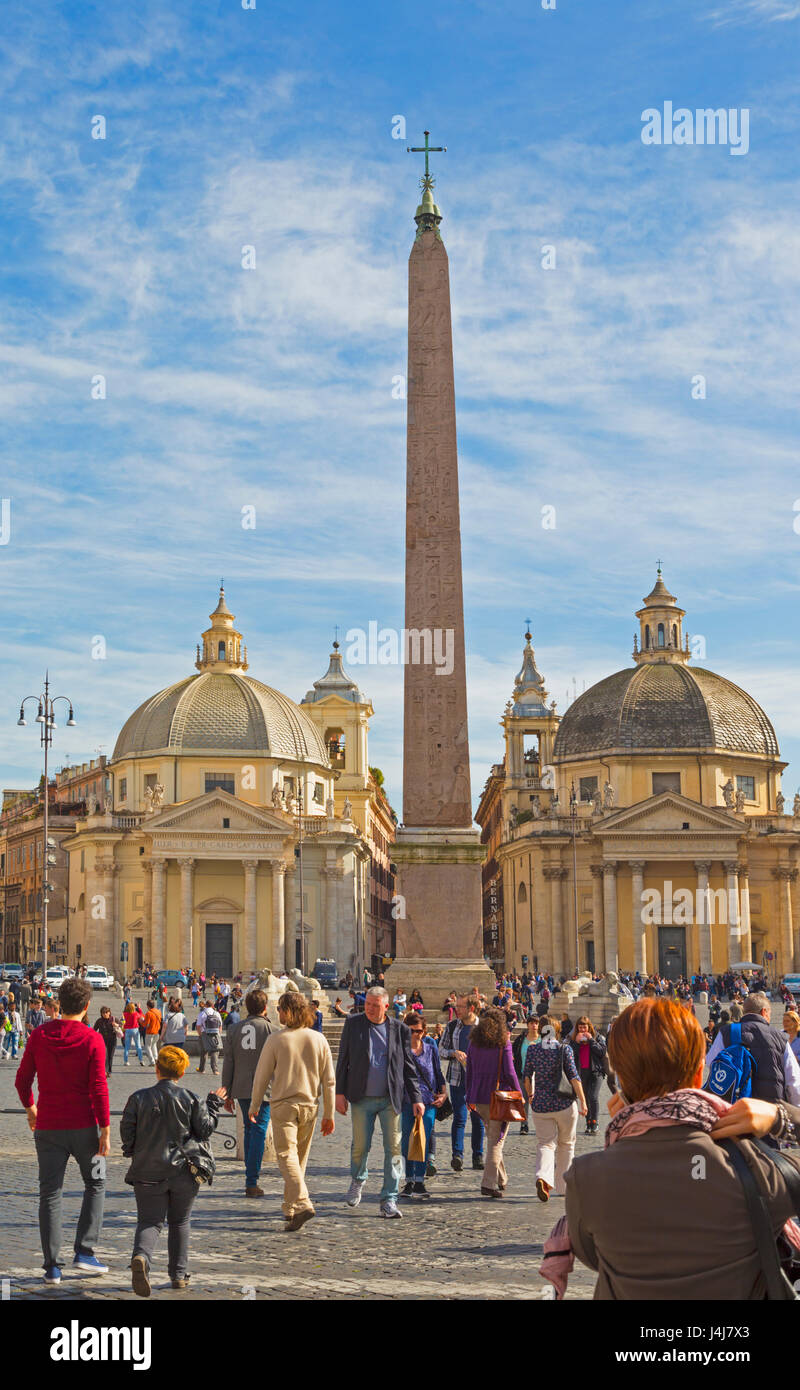 Roma, Italia. Piazza del Popolo con obelisco egiziano e due chiese gemelle di Santa Maria di Montesanto sulla sinistra e Santa Maria dei Miracoli sulla r Foto Stock