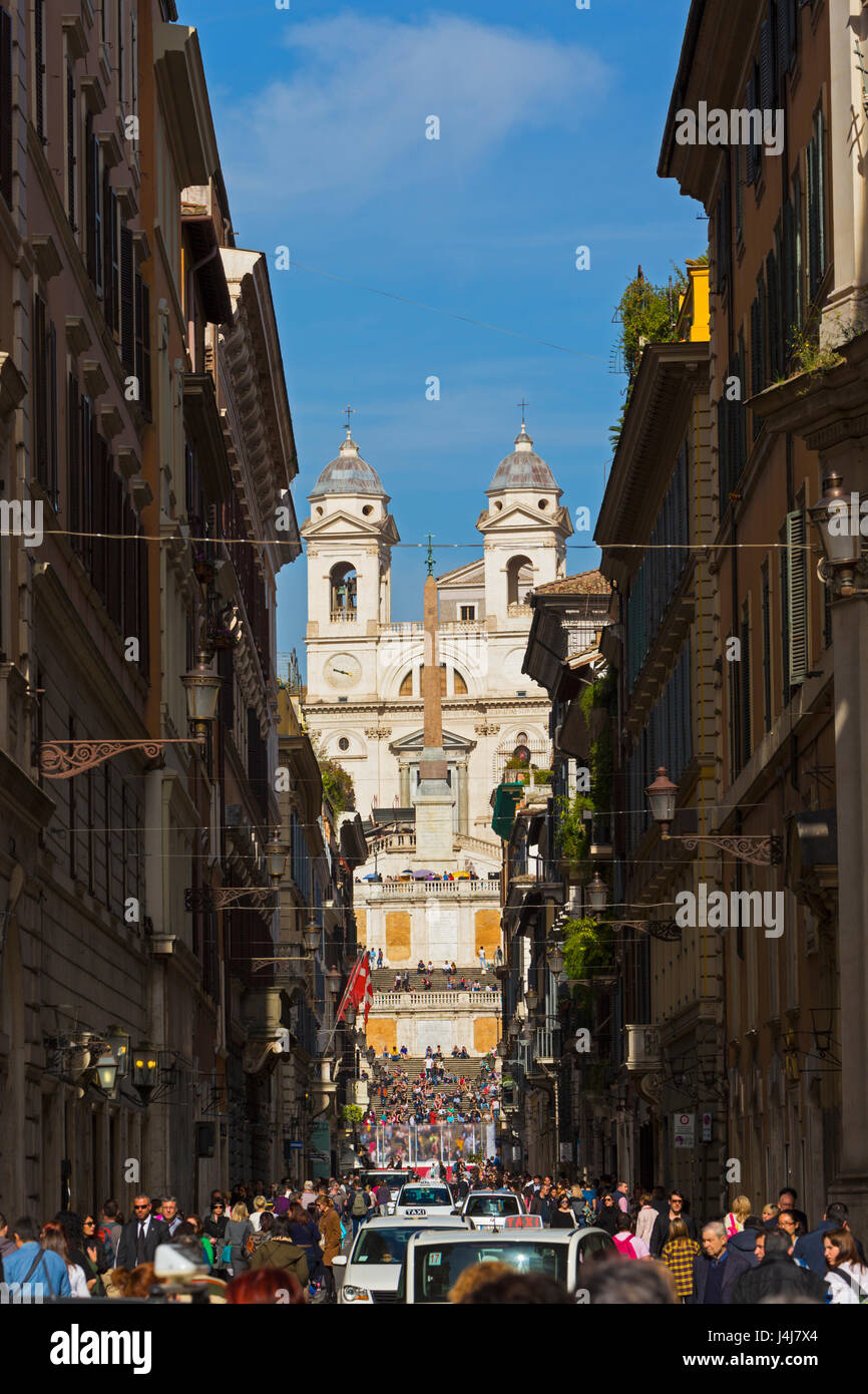 Roma, Italia. Vista lungo la Via dei Condotti fino a Piazza di Spagna e la chiesa di Trinità dei Monti. Foto Stock