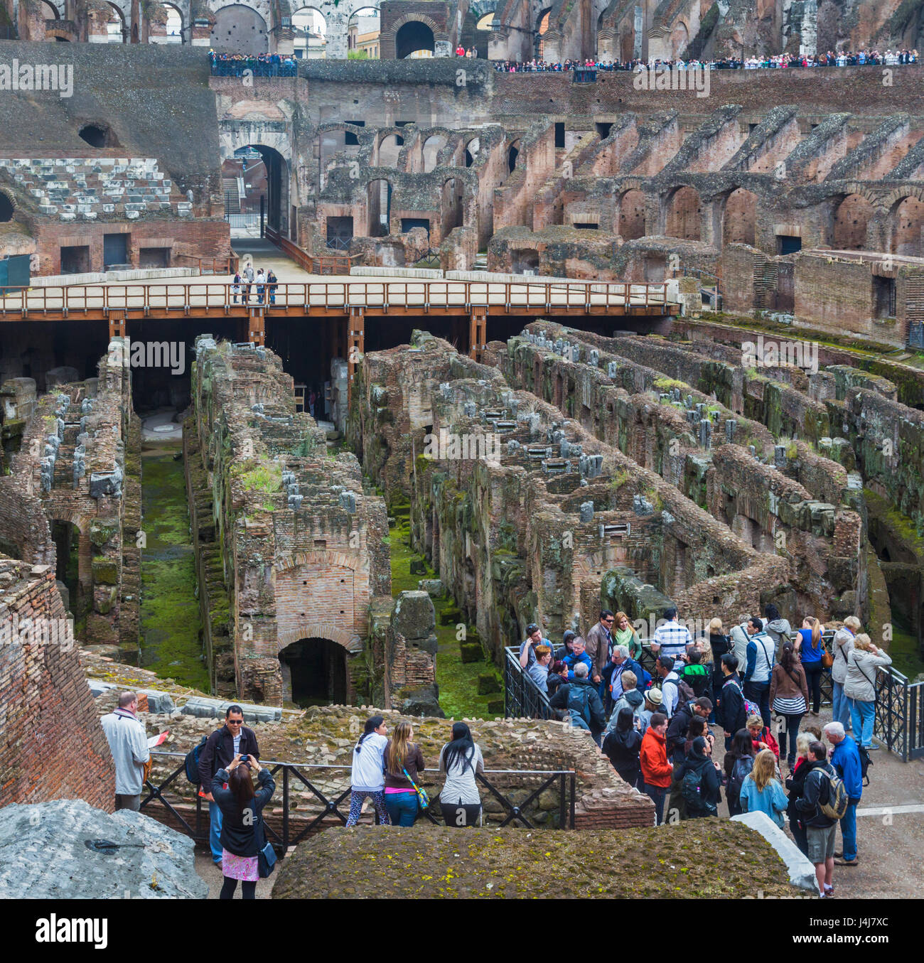 Roma, Italia. Interno del Colosseo. Il centro storico di Roma è un sito Patrimonio Mondiale dell'UNESCO. Foto Stock