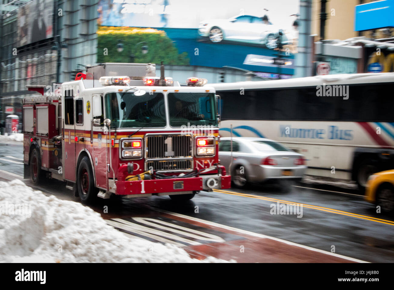 Camion dei pompieri accelerando attraverso la città di New York Foto Stock