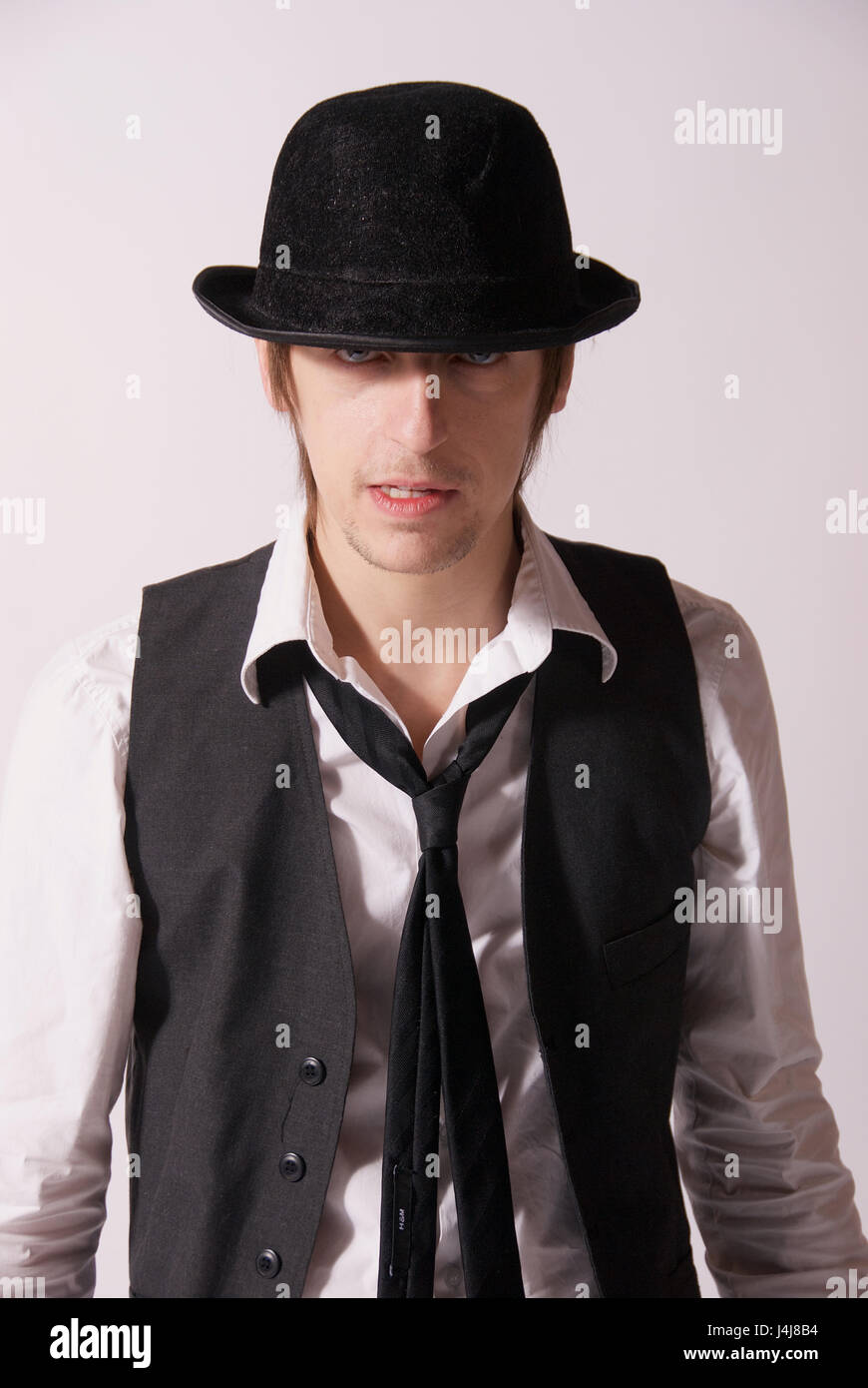 Giovane uomo in studio - fashion shoot Foto Stock