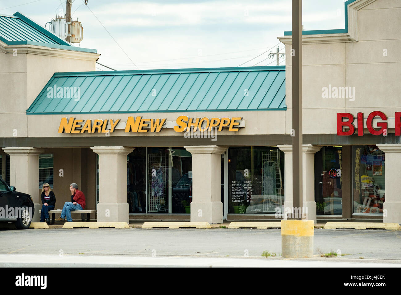 Un quasi nuovo Shoppe in una striscia mall, la vendita di indumenti usati. Oklahoma City, Oklahoma, Stati Uniti d'America. Foto Stock