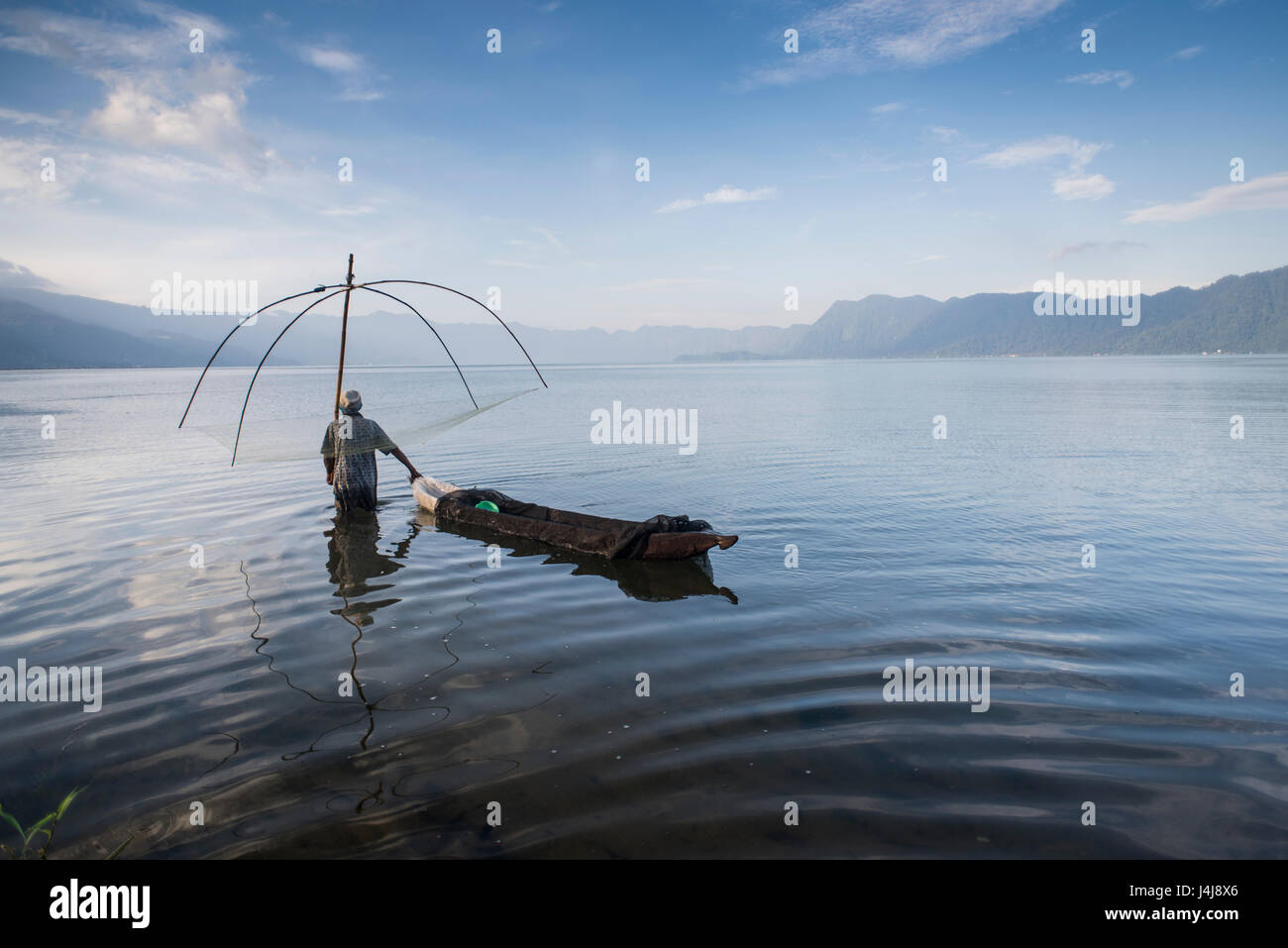 Un pescatore a lavorare utilizzando un sistema tradizionale al Lago Maninjau, a ovest di Sumatra, Indonesia. Foto Stock