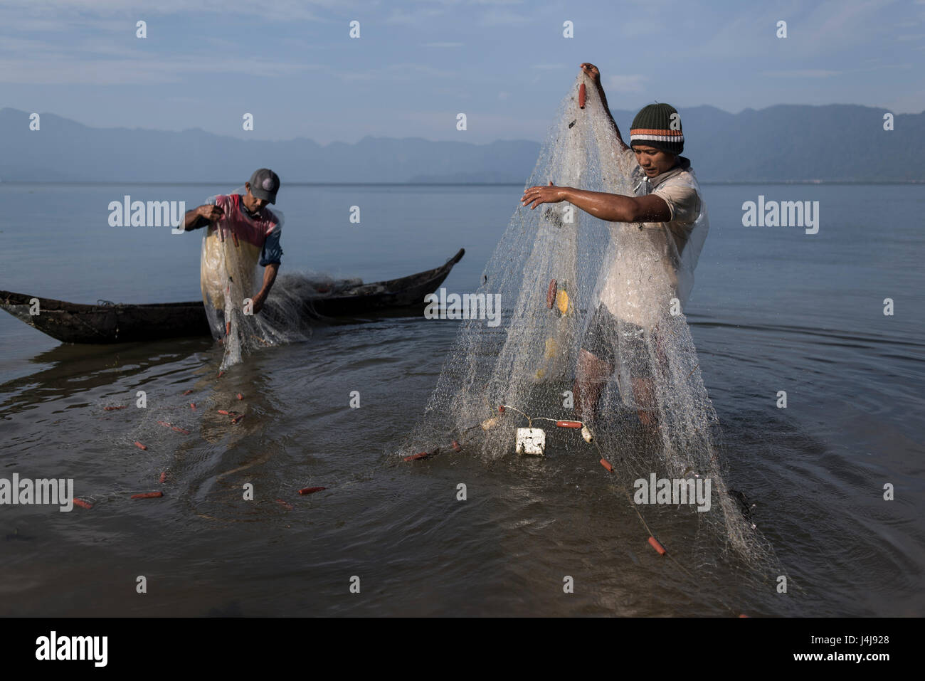 I pescatori al lavoro nel Lago Maninjau, Sumatra, Indonesia. Foto Stock