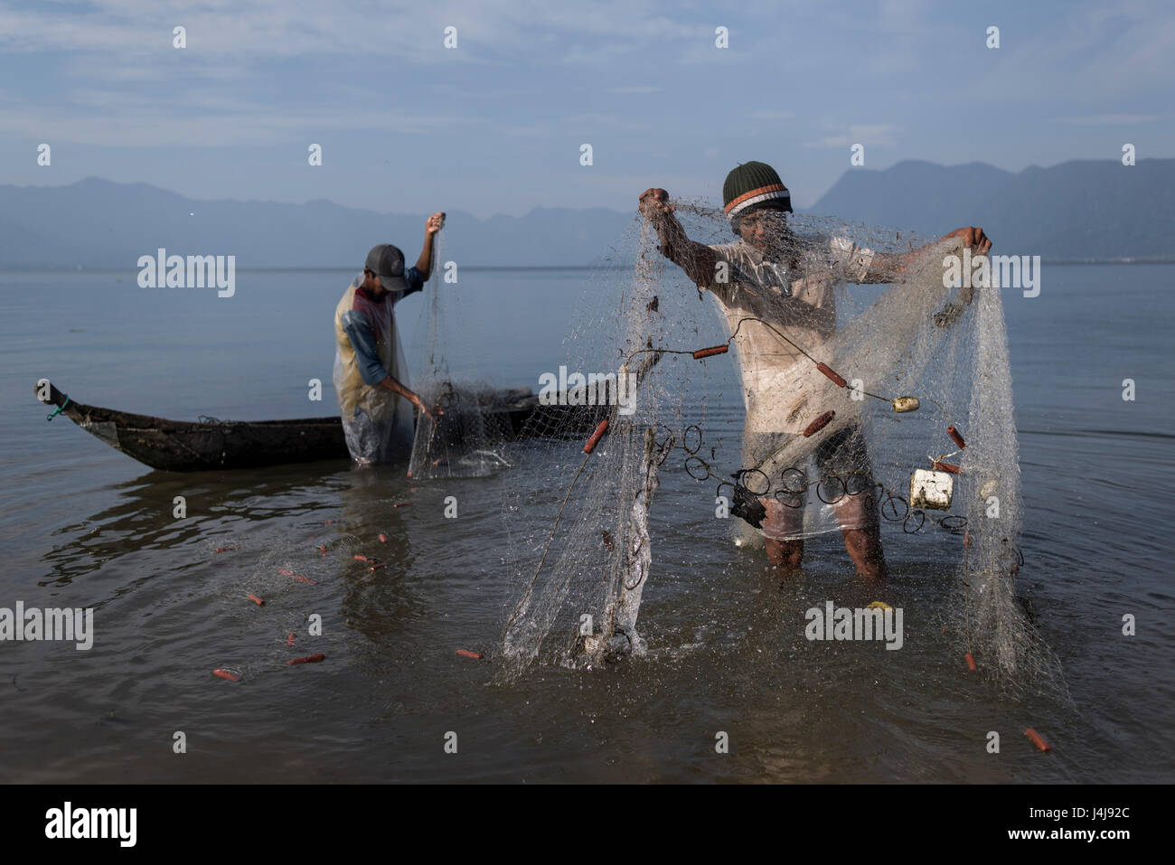 I pescatori al lavoro nel Lago Maninjau, Sumatra, Indonesia. Foto Stock