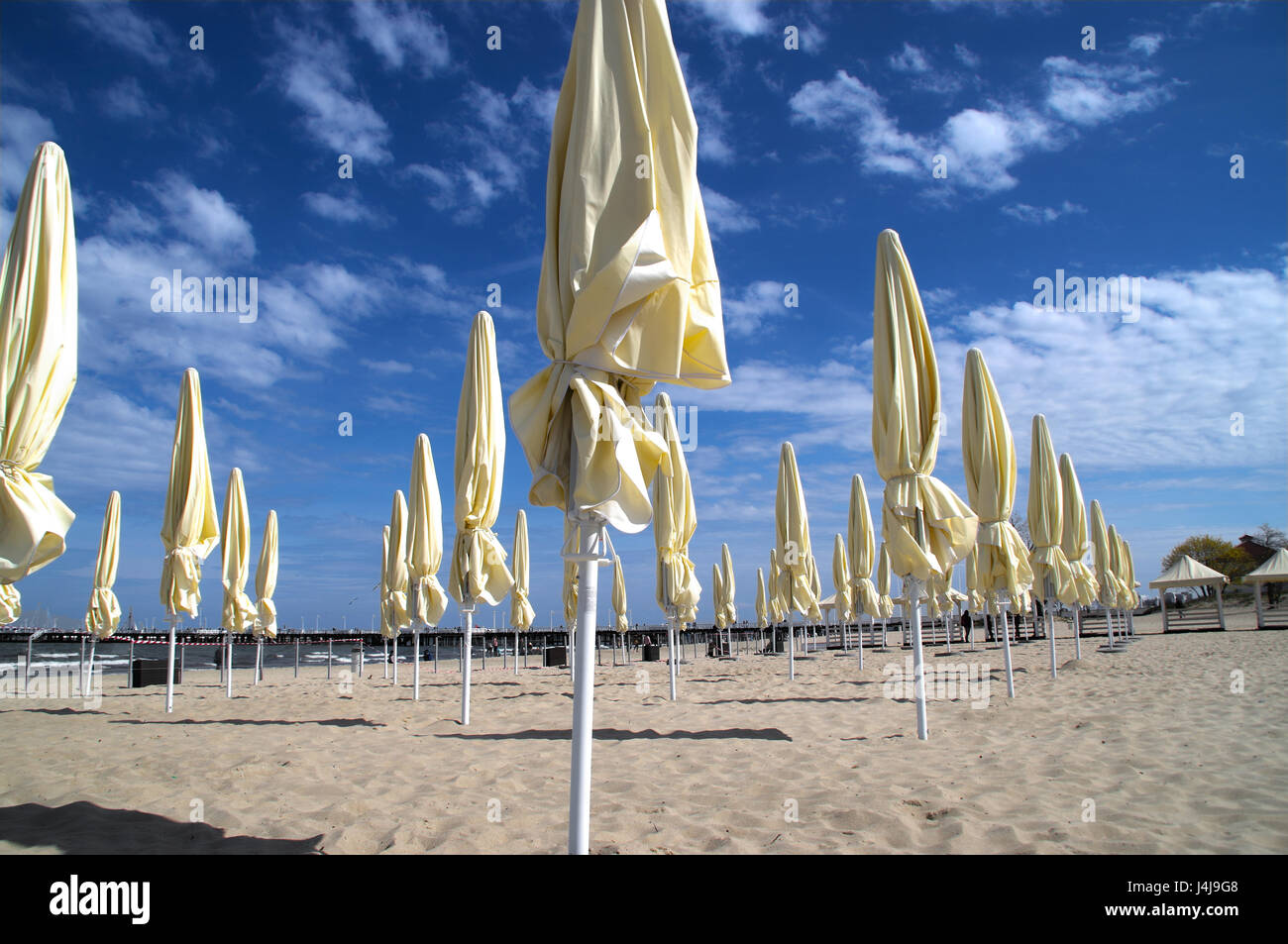 Chiusa gialla ombrelloni sulla spiaggia nella giornata di sole Foto Stock