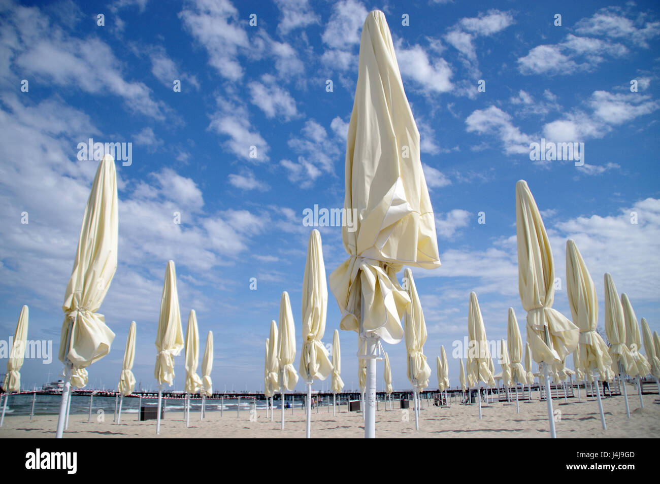 Chiusa gialla ombrelloni sulla spiaggia nella giornata di sole Foto Stock