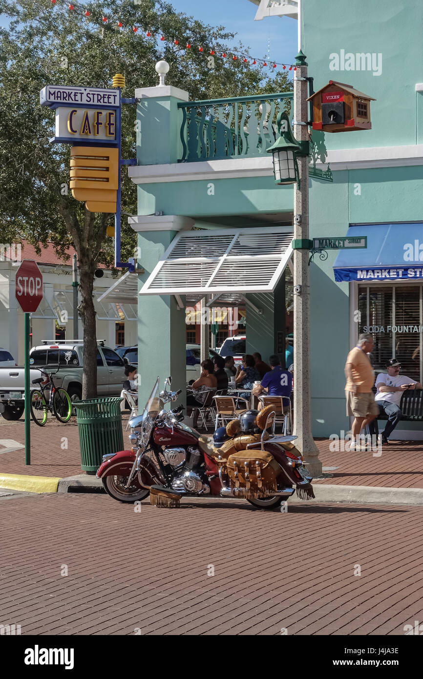 Capo indiano motocicletta Vintage luccica al sole al di fuori del mercato Street Cafe, celebrazione, Florida Foto Stock