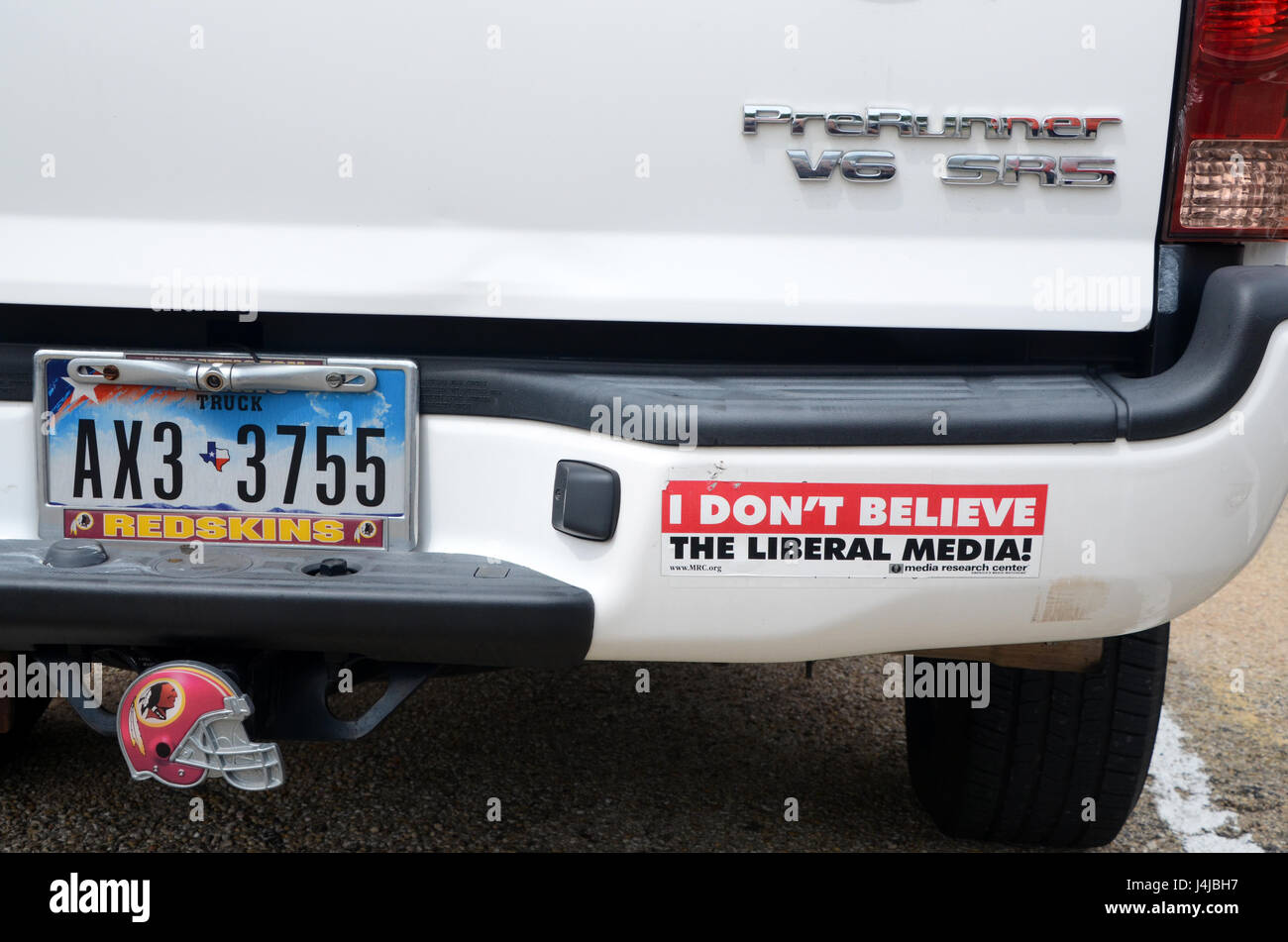 Anti correttezza politica, pro ala destra, alt paraurti destro adesivi sul pick up di Austin in Texas Foto Stock