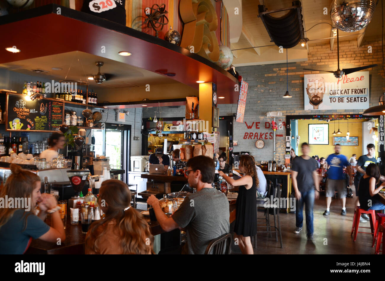 Interno del Bouldin Creek Cafe di Austin in Texas, hipster bar e caffetteria che serve piatti vegetariani e vegani cibo Foto Stock