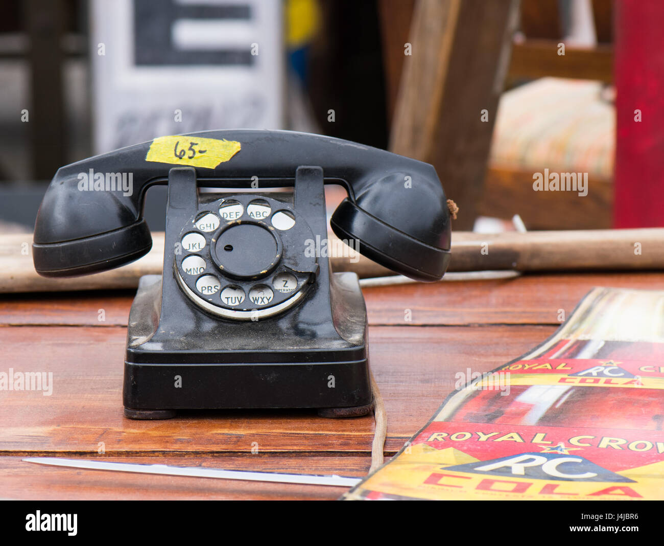 Vecchio telefono rotante al mercato di antiquariato. Foto Stock