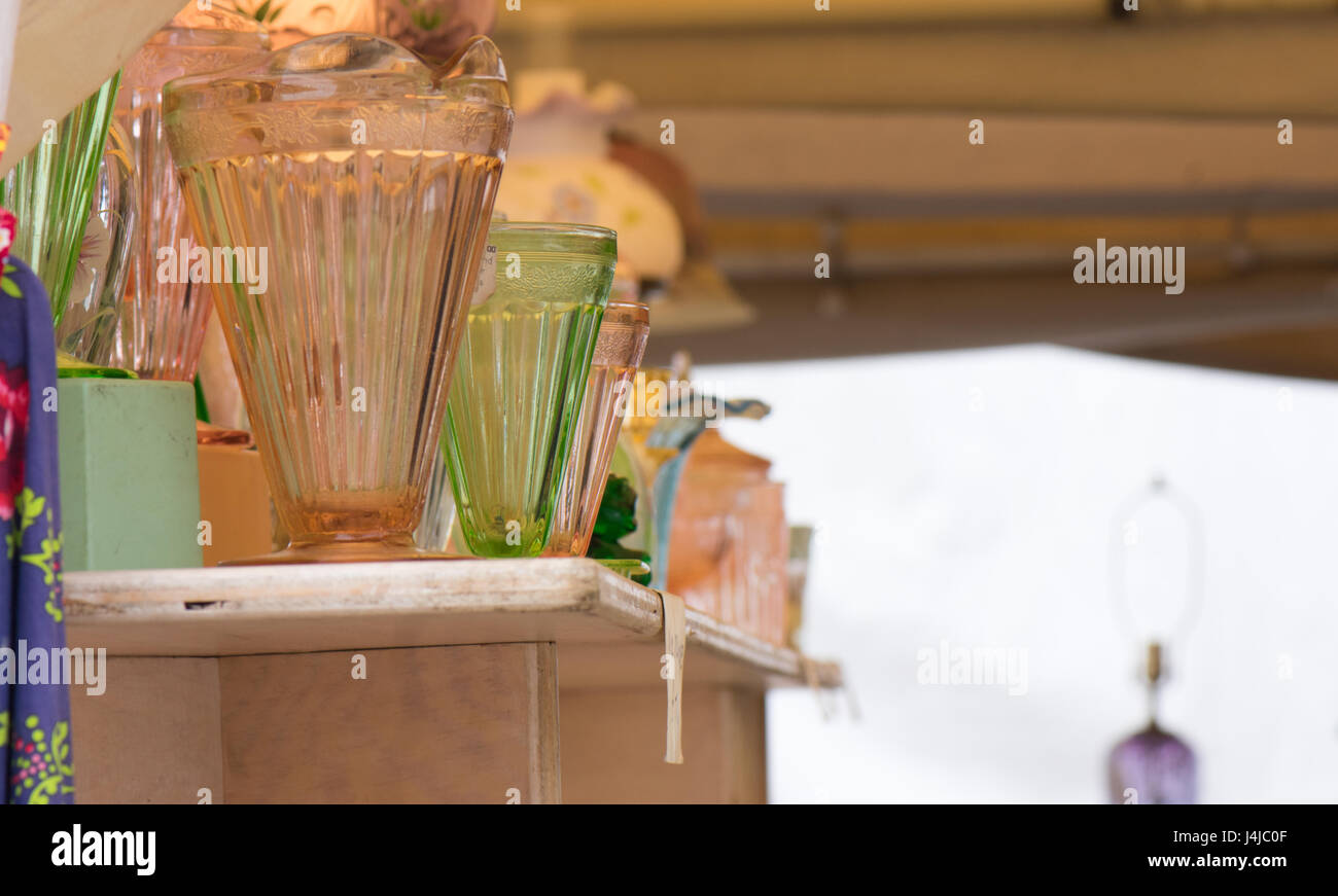 Giallo e verde vasi in vetro a una fiera dell'antiquariato. Foto Stock