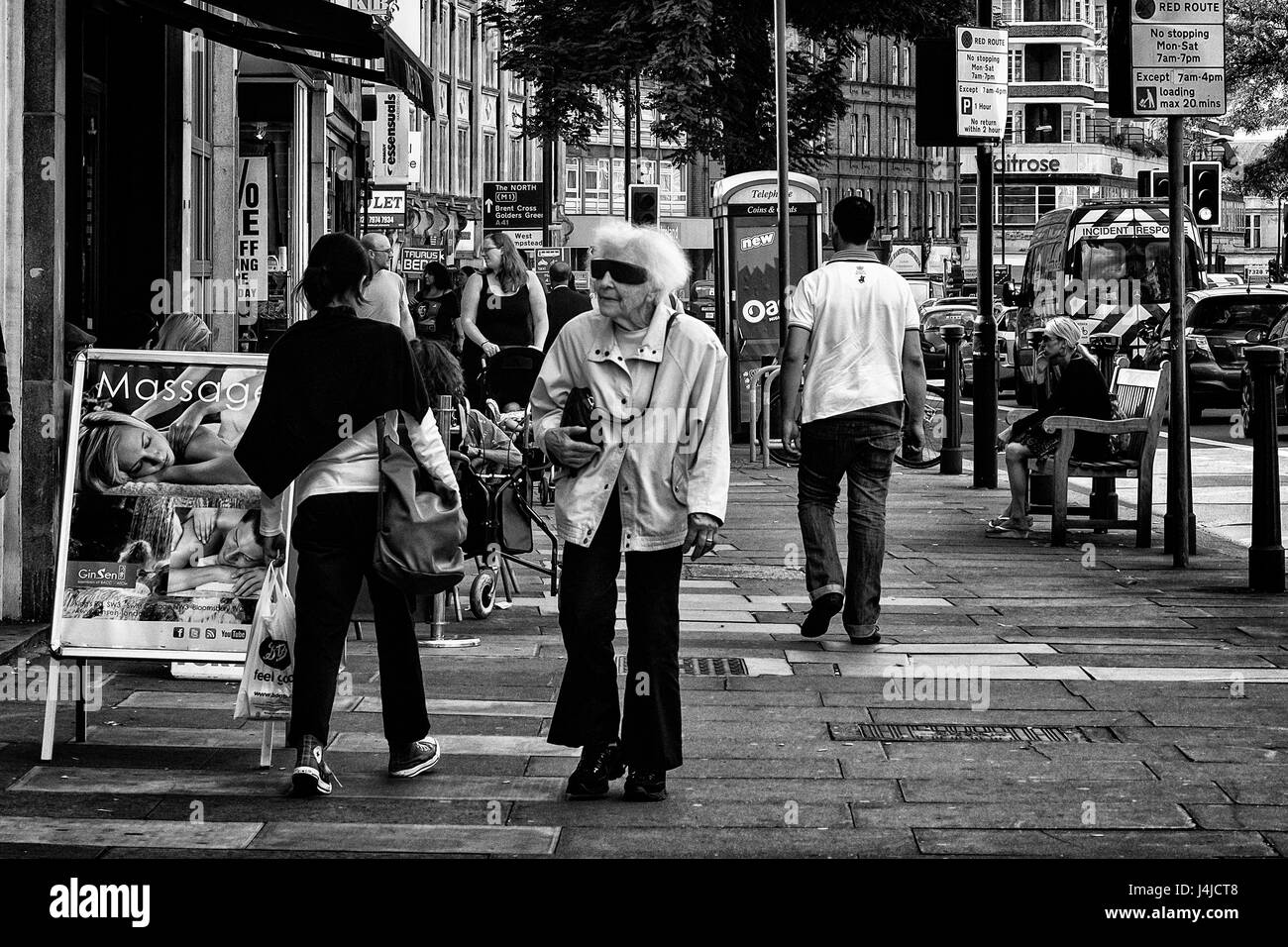 La foto è stata scattata sulla passeggiata a Finchley Road. Foto Stock