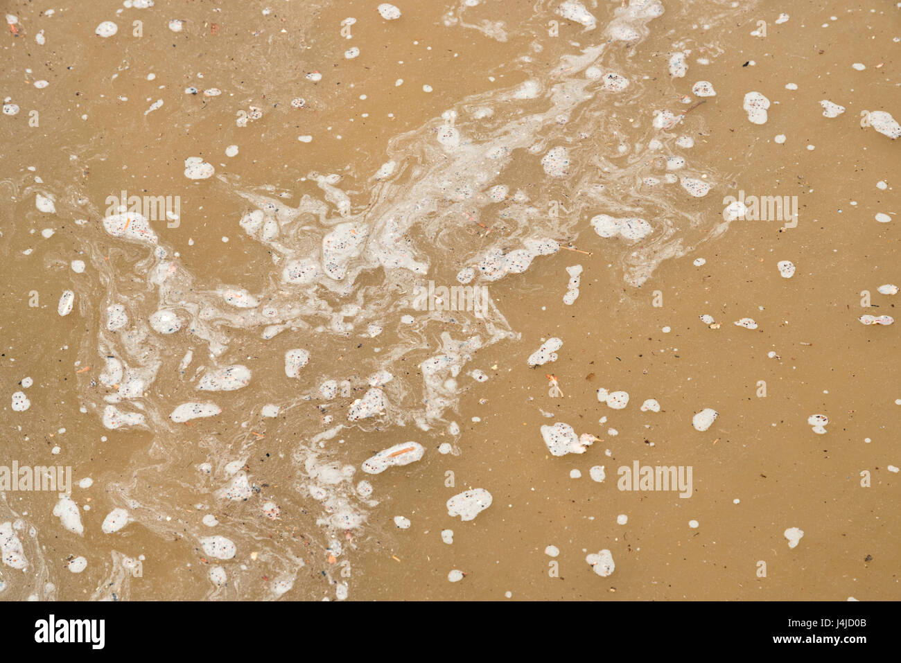 Ristagno di acqua sporca sulla strada a causa della pioggia in Gibuti, Africa orientale Foto Stock