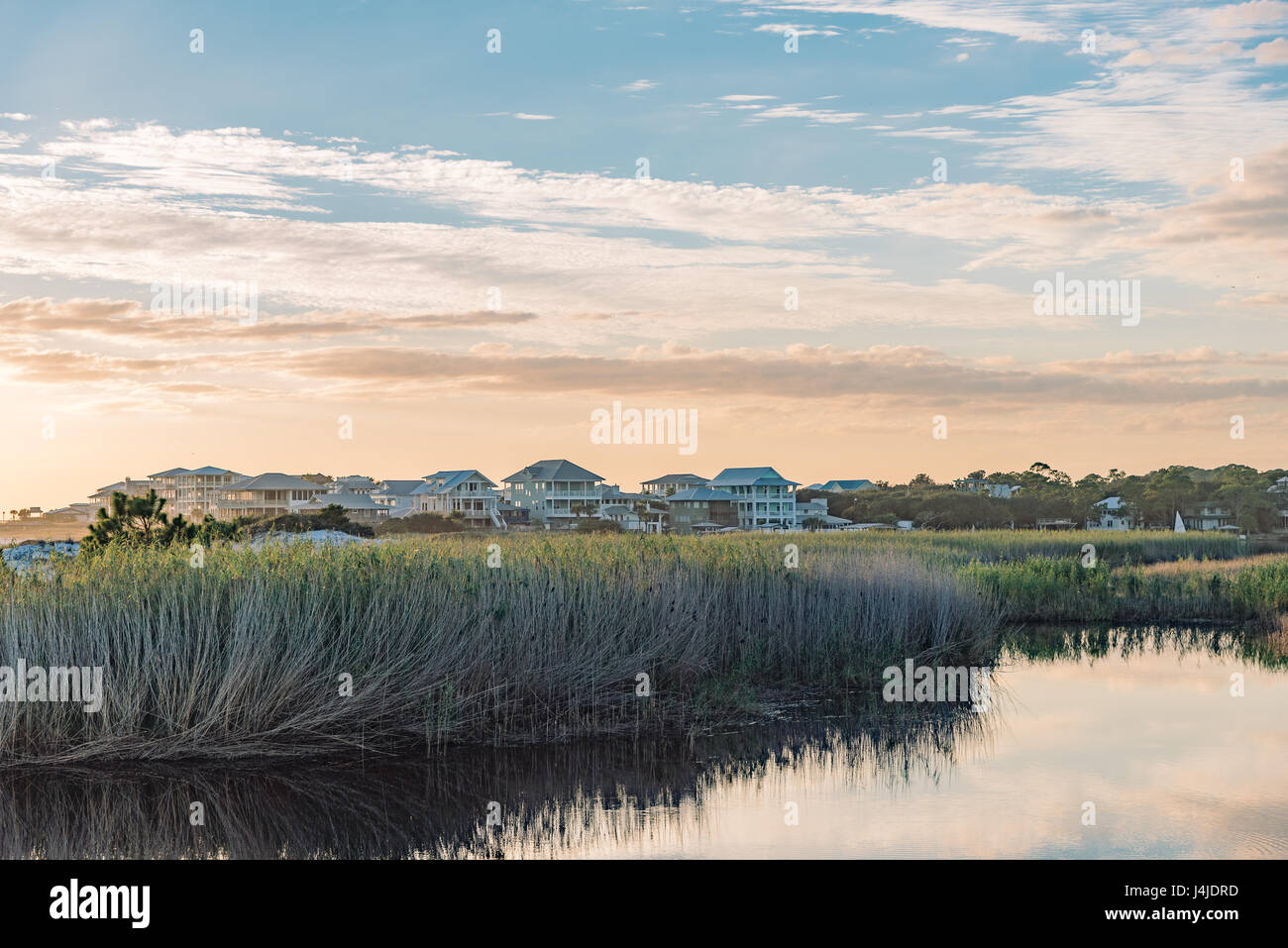 Righe di costosi nelle case lungo la riva di una duna costiera vicino lago di Destin, in Florida, Stati Uniti d'America, fornisce la tranquilla vita costiera. Foto Stock