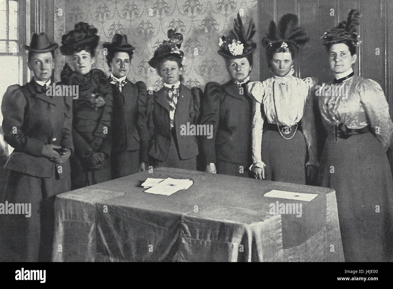 Un gruppo di volontari infermieri che hanno preso il giuramento di fedeltà alla Croce Rossa, circa 1899 Foto Stock