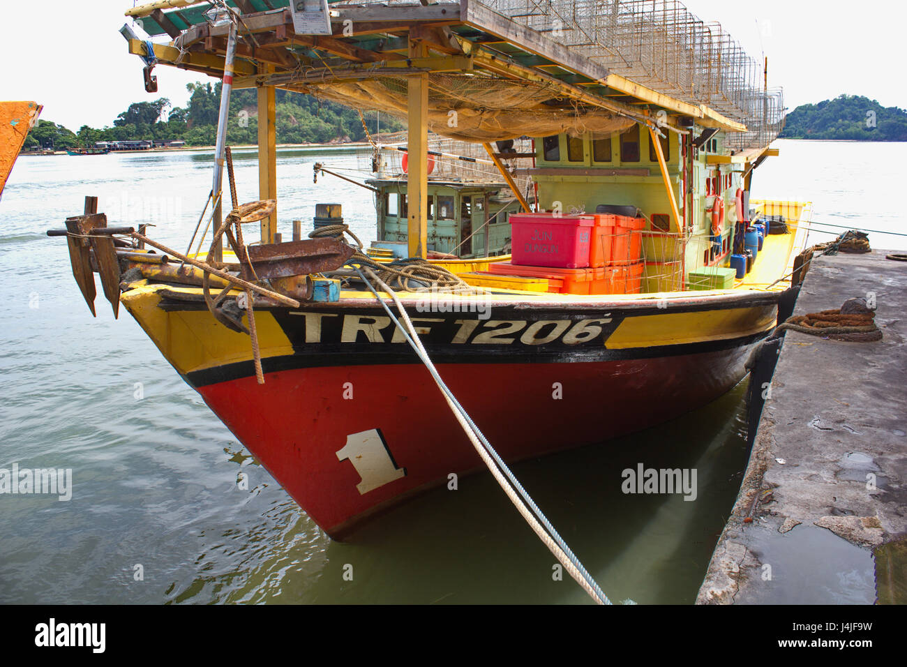 La pesca in barca presso il molo di cemento di Dungun, stato di Terengganu, Malaysia Foto Stock