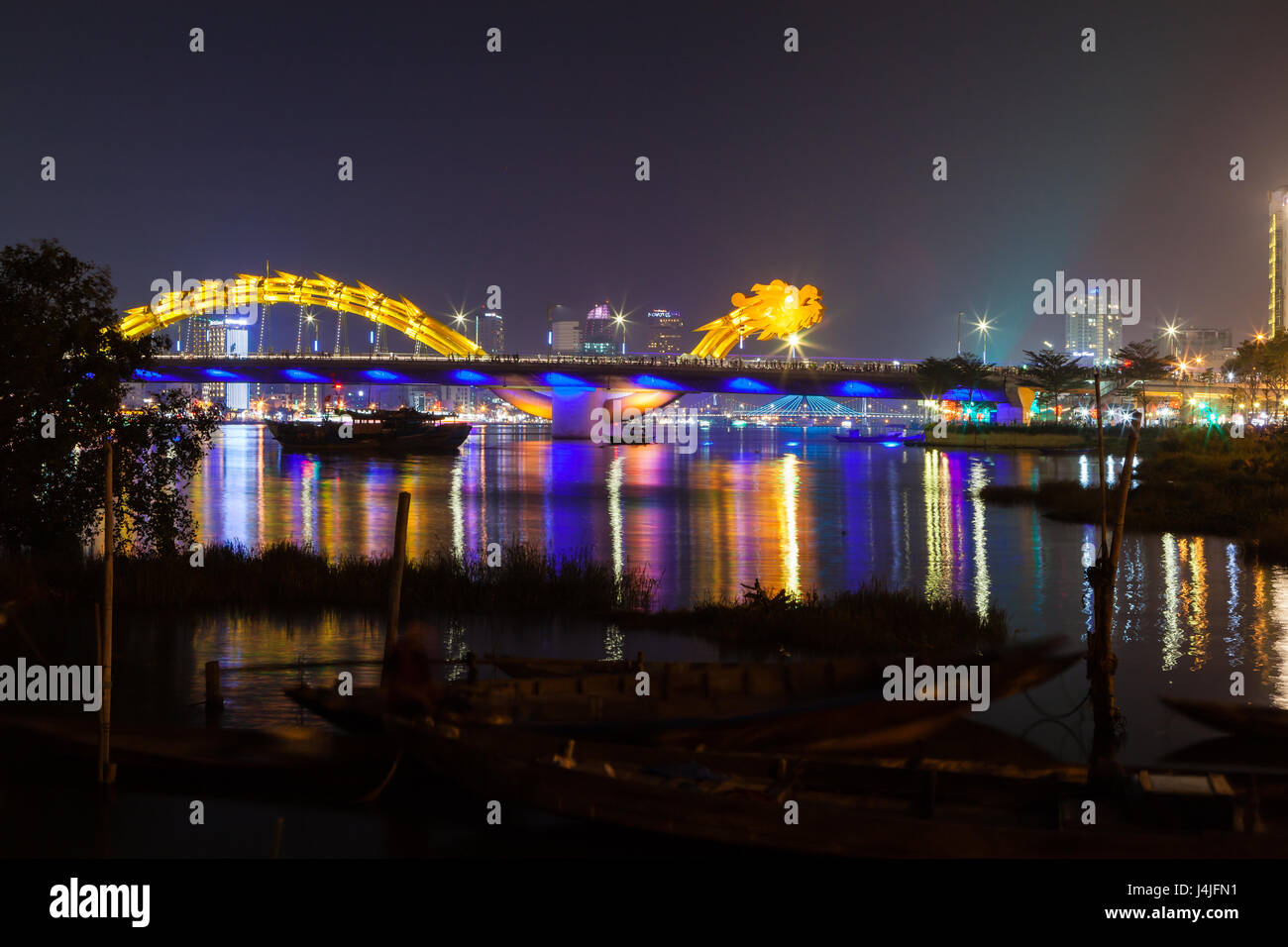 DA NANG, VIETNAM - Marzo 12, 2017: accesa Dragon Fiume Ponte sul Fiume Han, Cau Rong (Rong ponte) Foto Stock