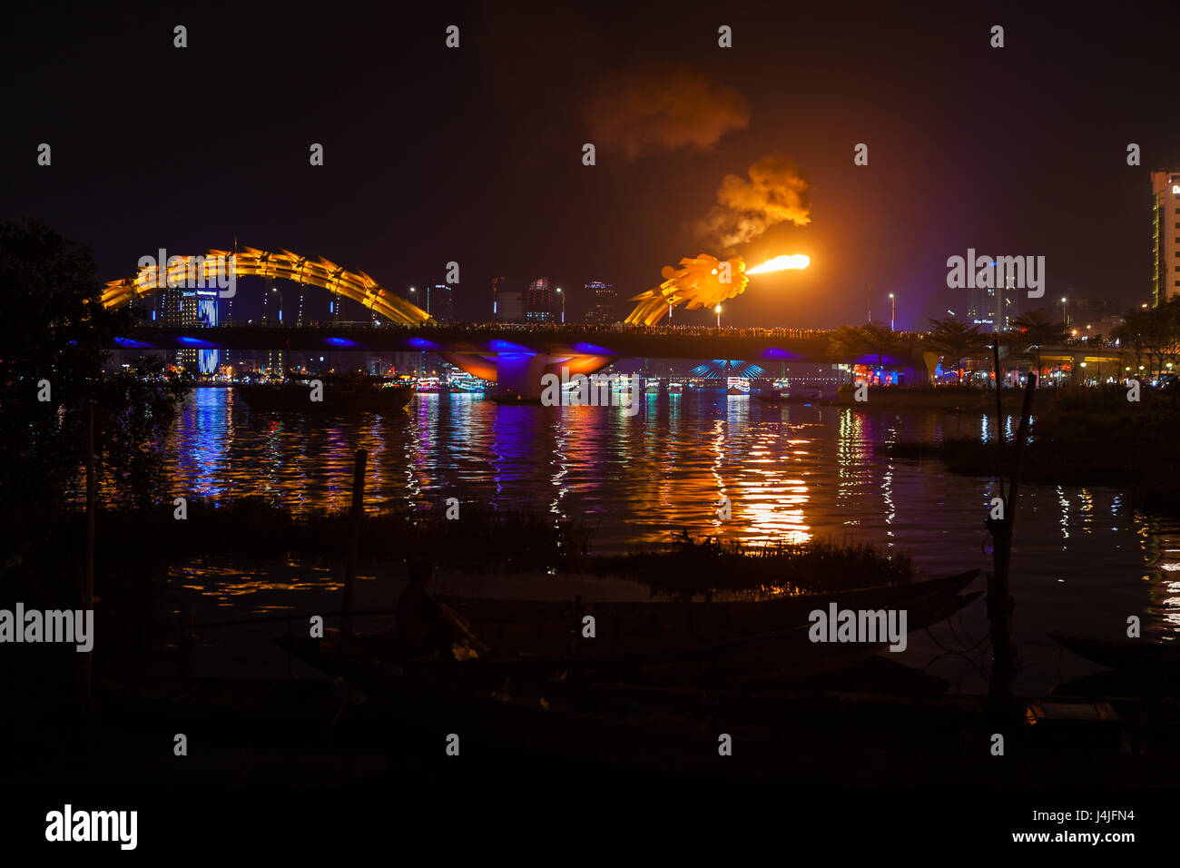 DA NANG, VIETNAM - Marzo 12, 2017: accesa Dragon Fiume Ponte sul Fiume Han, Cau Rong (Rong ponte) Foto Stock