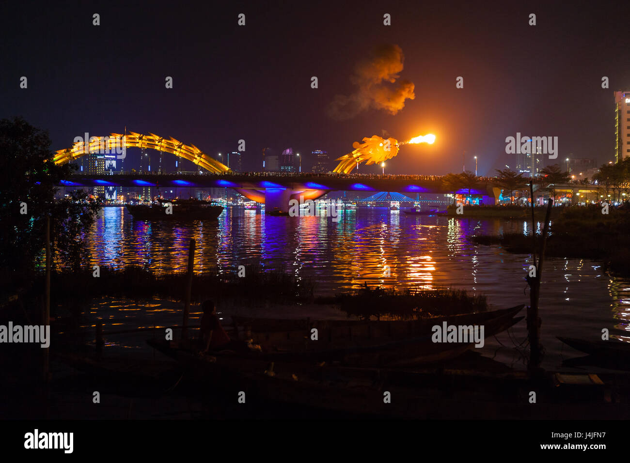 DA NANG, VIETNAM - Marzo 12, 2017: accesa Dragon Fiume Ponte sul Fiume Han, Cau Rong (Rong ponte) Foto Stock