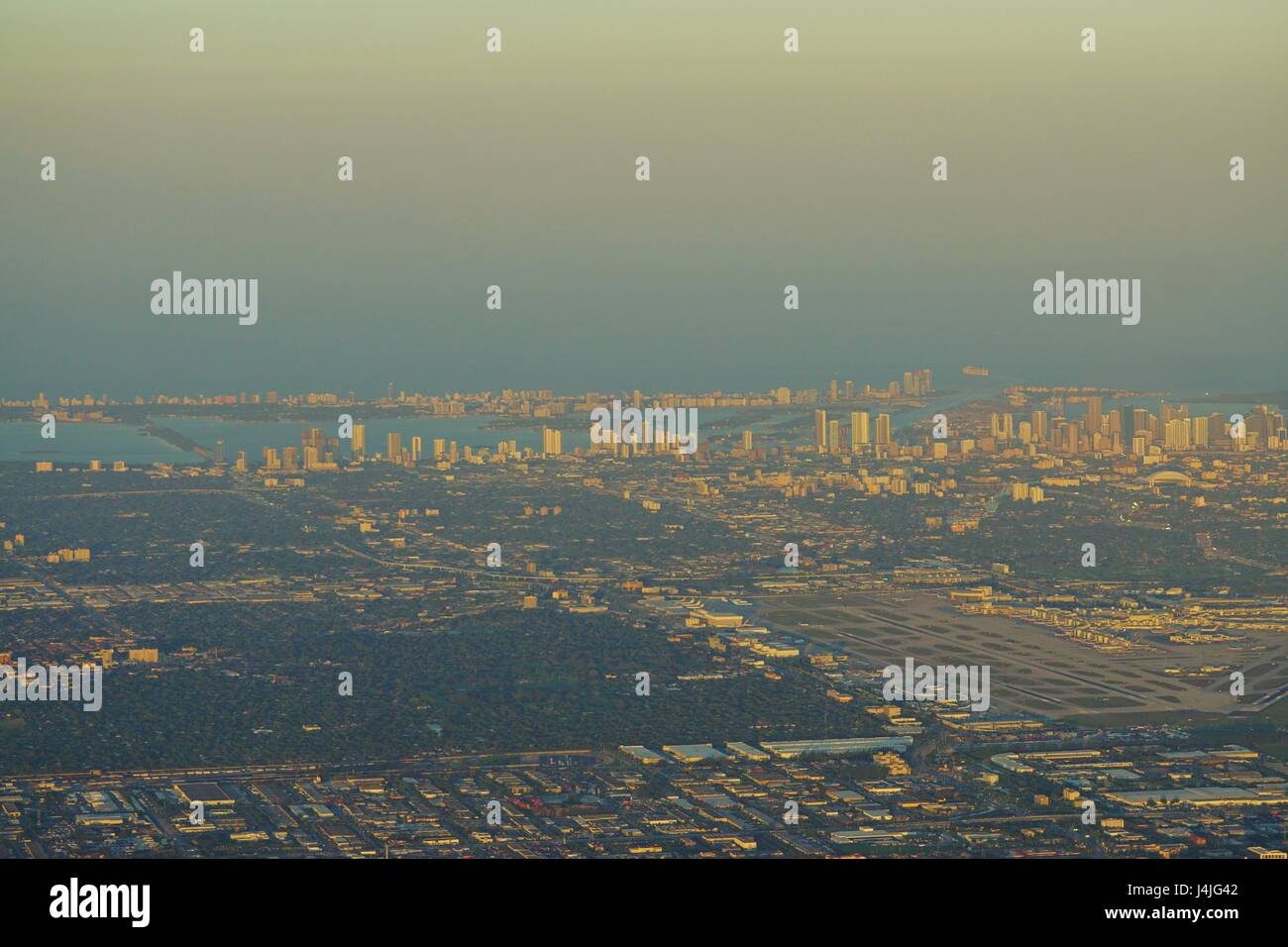 Vista aerea di Miami, Florida, e l'Aeroporto Internazionale di Miami (MIA) Foto Stock