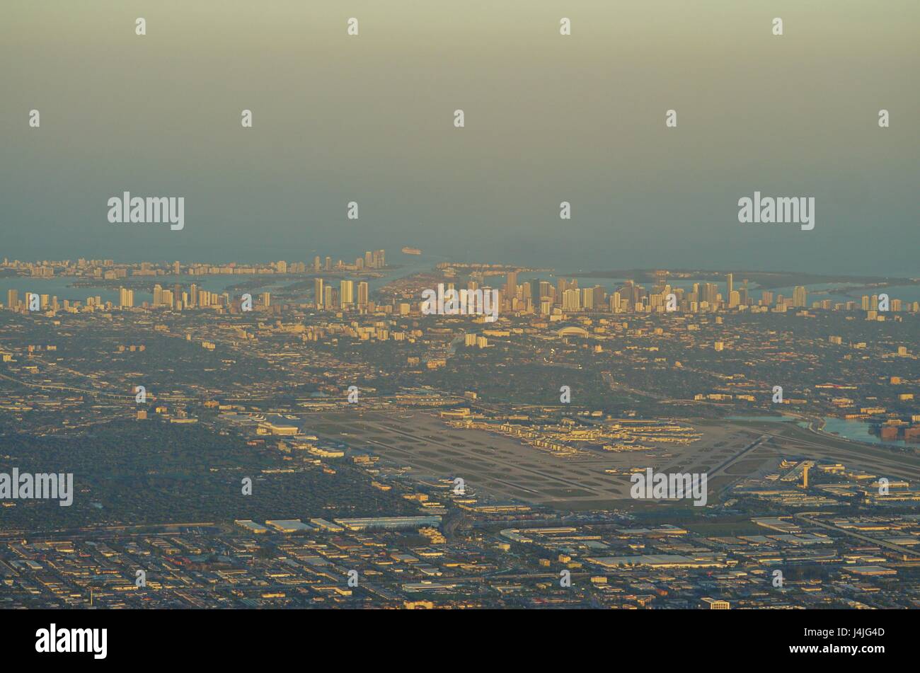 Vista aerea di Miami, Florida, e l'Aeroporto Internazionale di Miami (MIA) Foto Stock