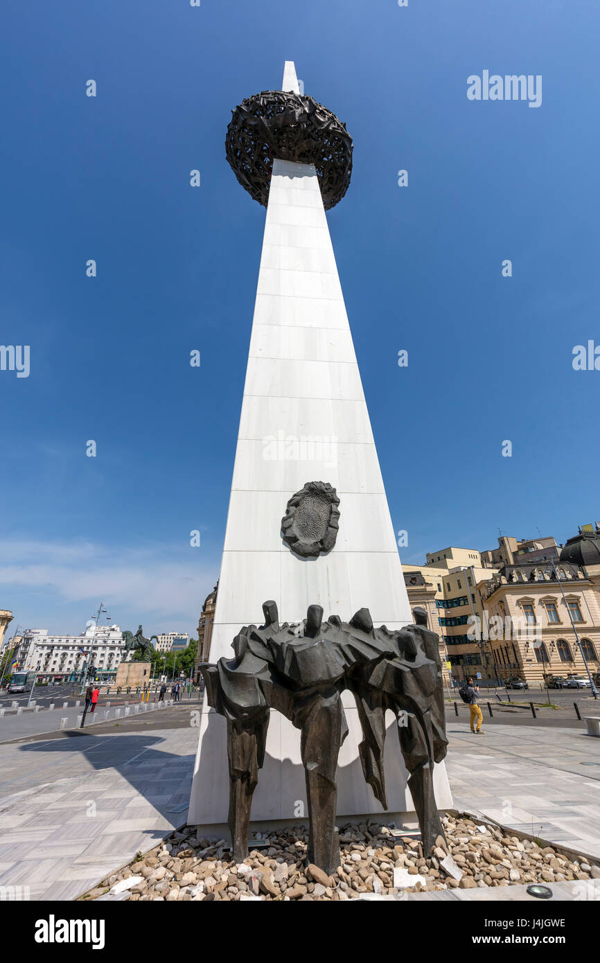 Monumento sulla piazza della rivoluzione a Bucarest in Romania. Questa è una delle più importanti piazze del centro di Bucarest dove molte persone sono morte per la libertà Foto Stock