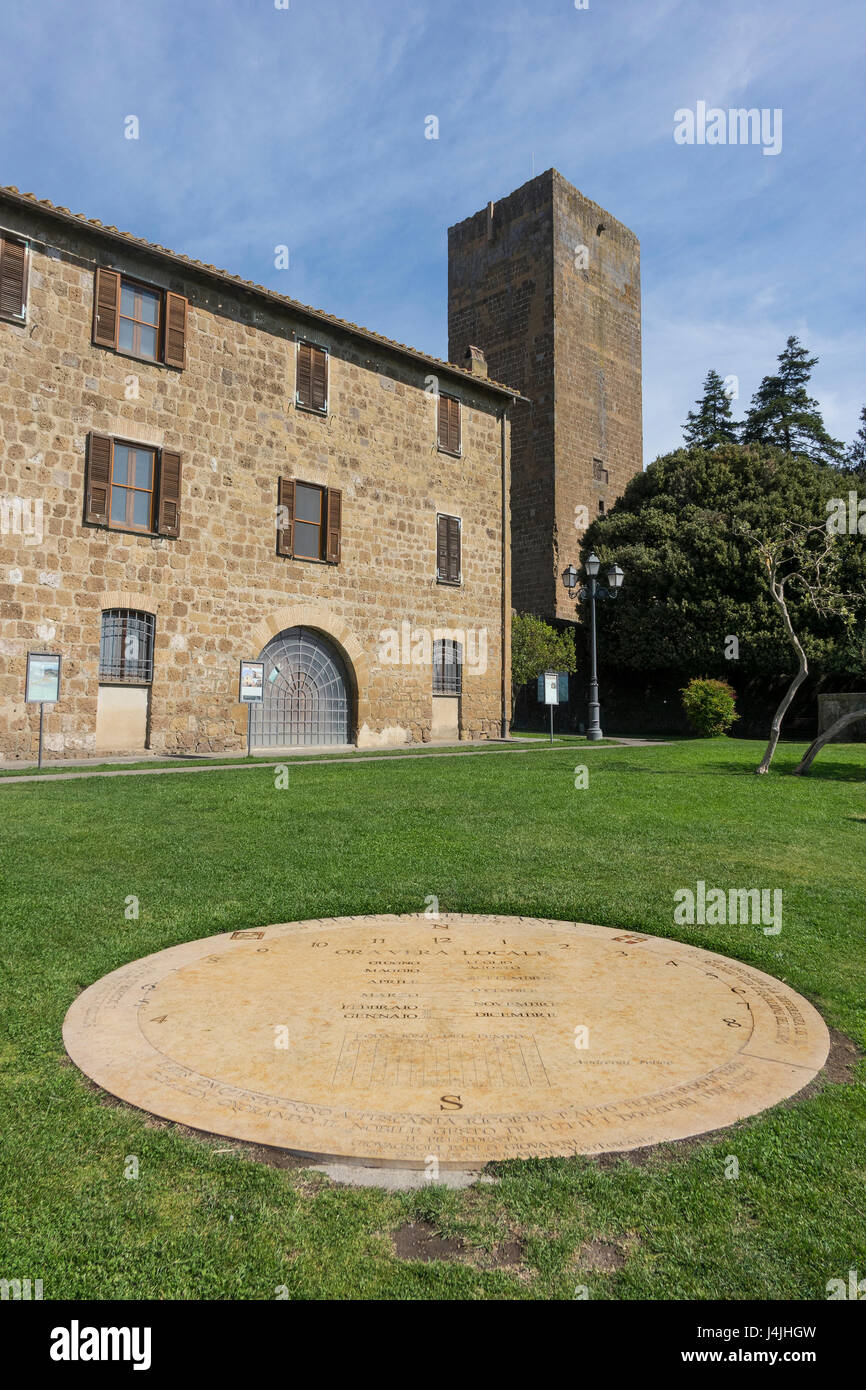 L'Italia, Lazio, Tuscania, Lavello tower & orologio solare Foto Stock