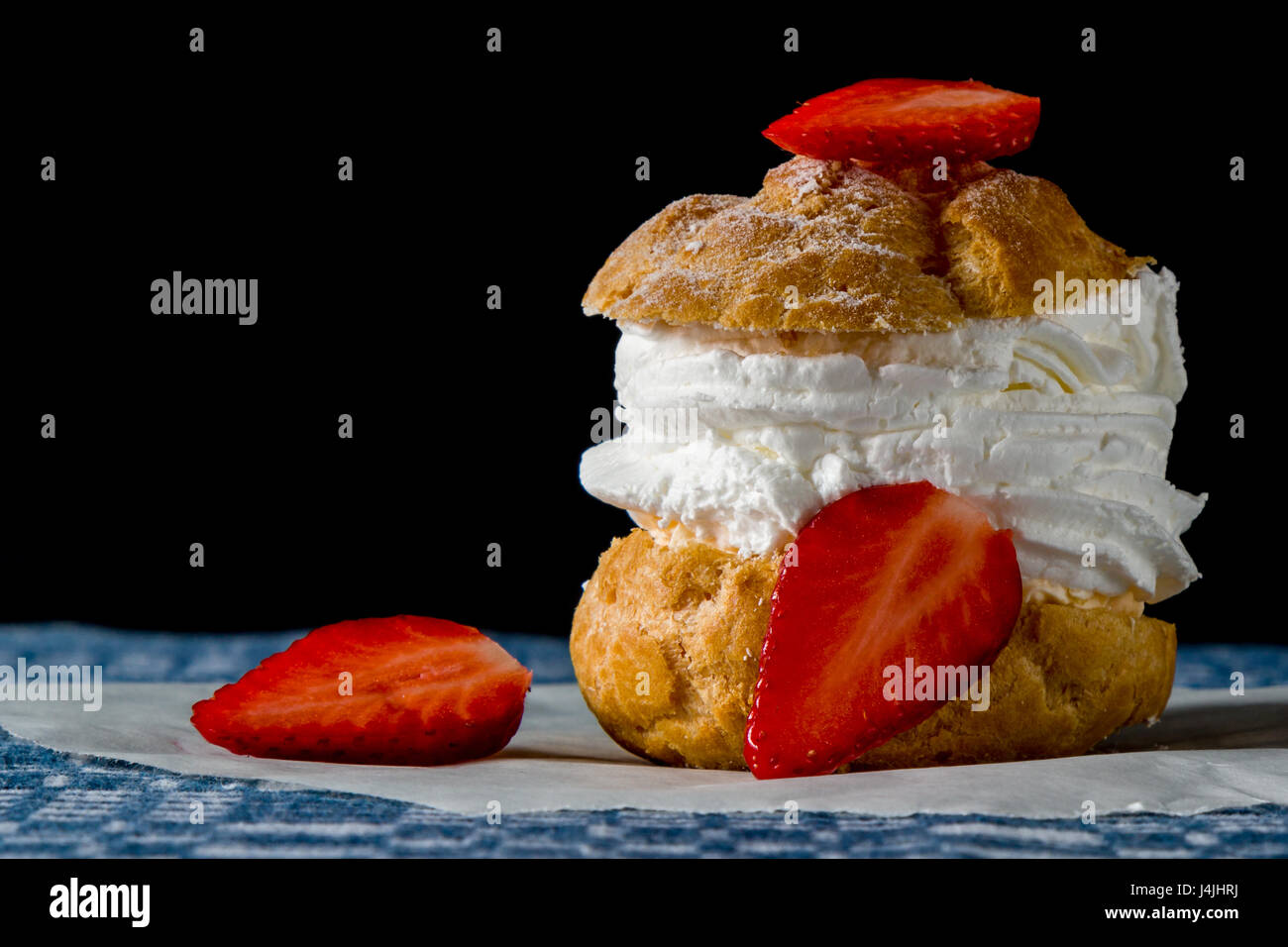 Deliziosi dessert torta con fragole mature fette Foto Stock