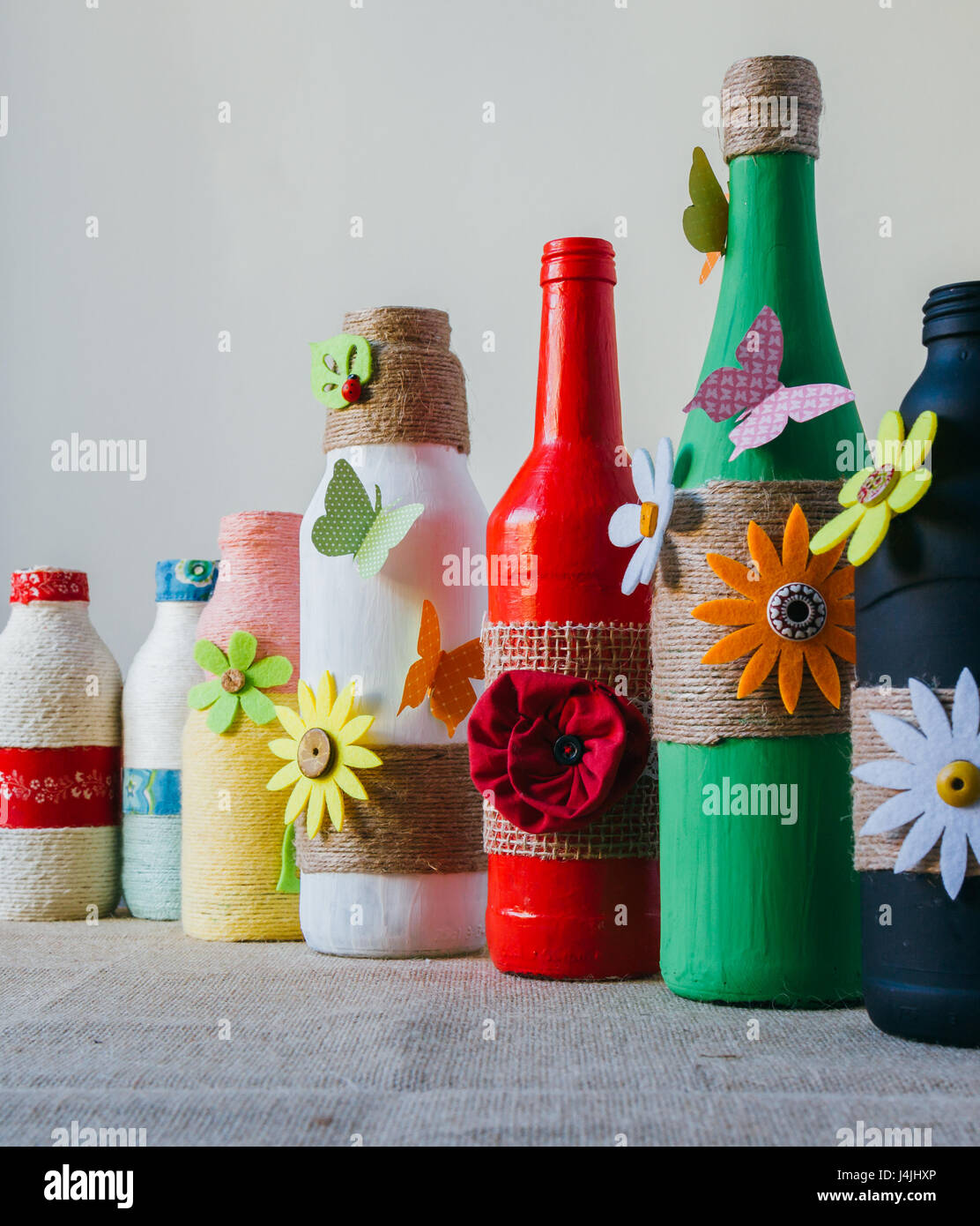 Decorate a mano di colore le bottiglie di vetro con stringa Foto stock -  Alamy