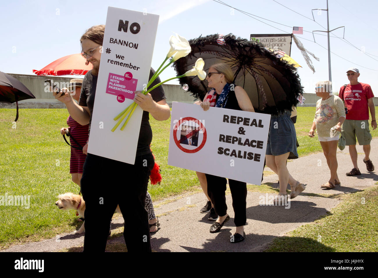 Abbordabili di assistenza sanitaria revisione dimostranti al di fuori della Louisiana rpresentative Scalise dell'ufficio a New Orlenas, LA, Stati Uniti d'America. Maggio 8, 2017. Foto Stock