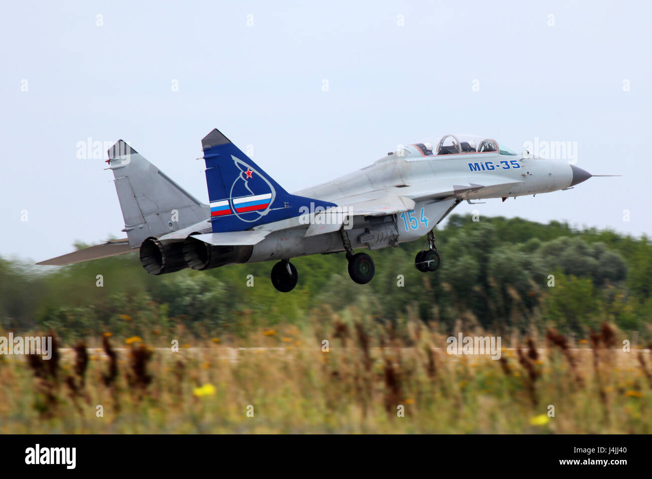 ZHUKOVSKY, Moscow Region, Russia - 11 agosto 2011: Mikoyan MiG-35 154 blu dell'esercito dell'aria russa di eseguire la prova di volo a Zhukovsky. Foto Stock
