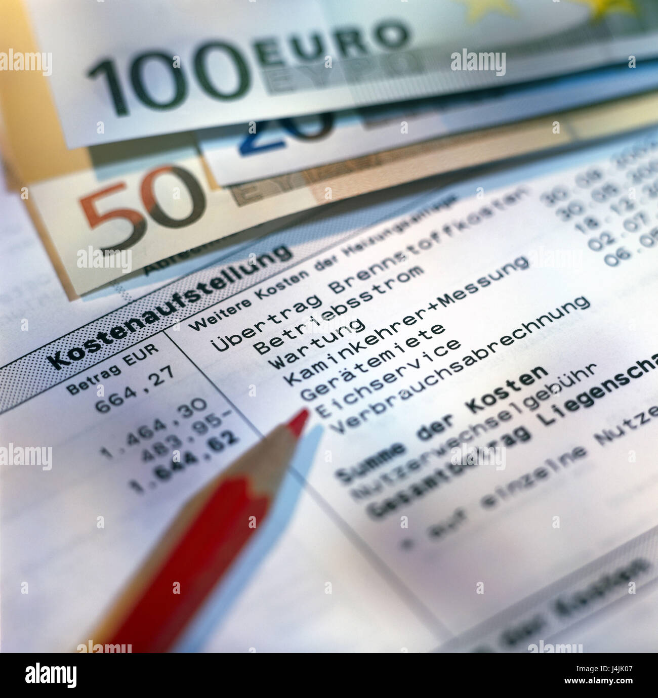 Bill, rapporto costo, penna rossa, banconote, dettaglio affitto, contratto di noleggio, affitto diritto, costi aggiuntivi, affitto costi aggiuntivi, spese, costi aggiuntivi, account, regolamento delle spese, le spese di affitto, le spese operative, elenco, denaro, note di banconote in contanti, still life, oggetto fotografia Foto Stock