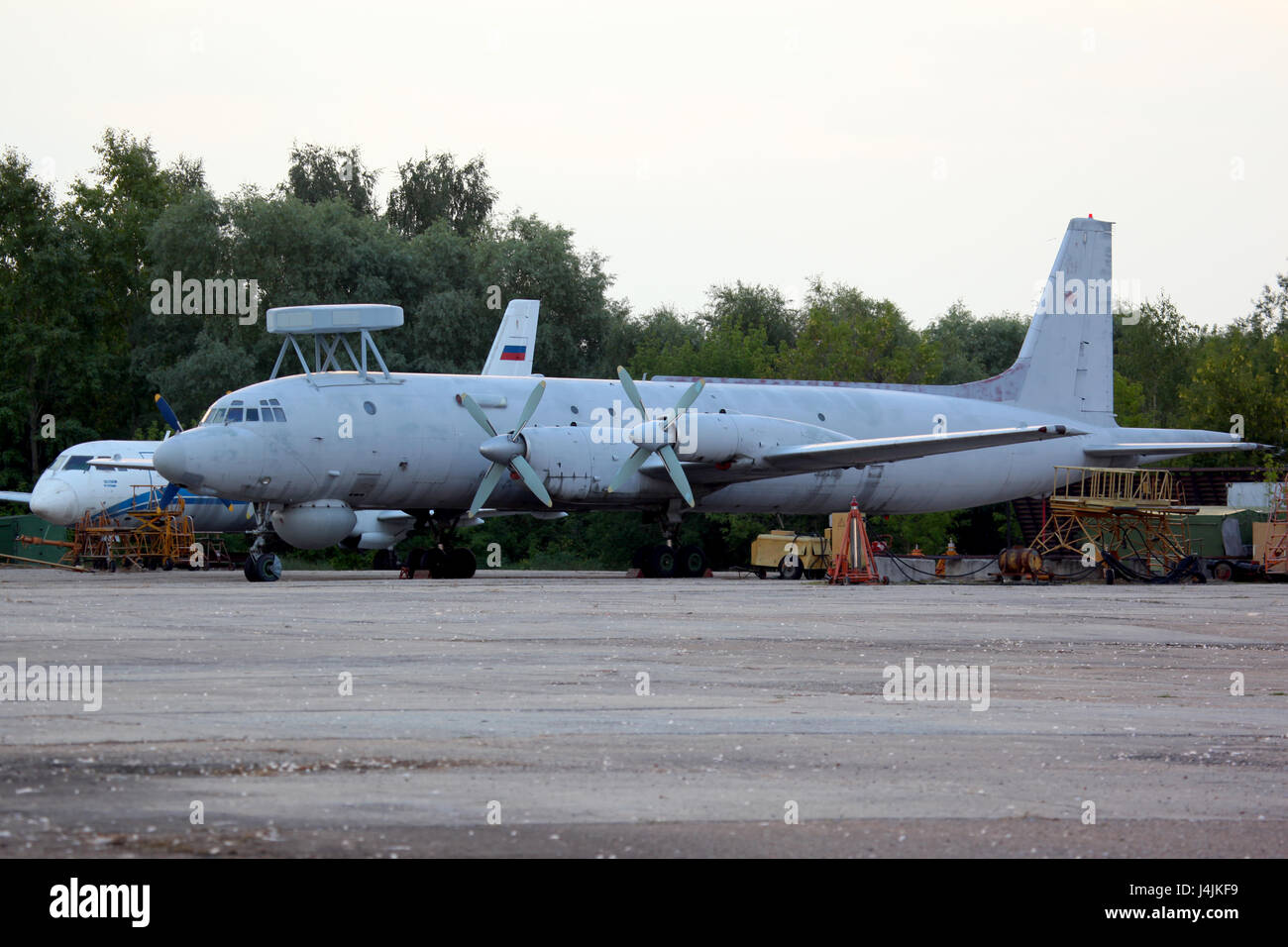 ZHUKOVSKY, Moscow Region, Russia - Agosto 16, 2011: Ilyushin IL-38N 19 rosso della marina russa Standing at Zhukovsky. Foto Stock