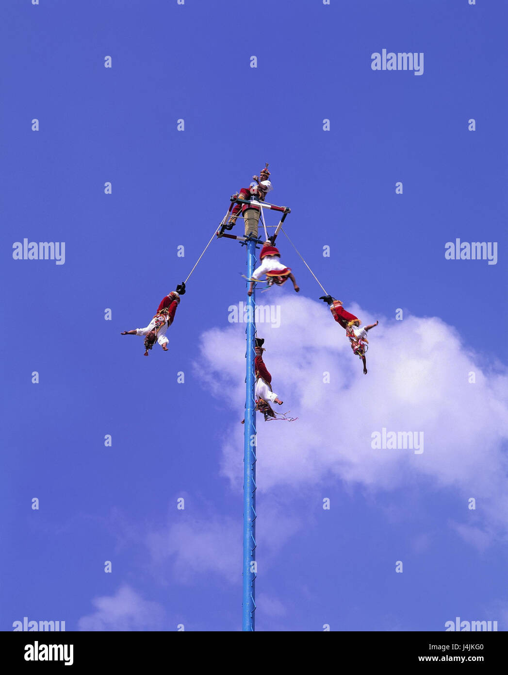Messico, Stato federale di Veracruz, El Tajin mostra, gli uomini "Voladores', rito di fertilità America Centrale, México, Estados Unidos Mexicanos, rito, cerimonia, cerimonia di fertilità, tradizione, piano gioco, storicamente, 'Tocotines', cinque, costumi, vestiti, tradizionalmente, montante, musicista, musicista, piattaforma, 'sovrastata persone", hang, volare a capofitto, angeseilt, cerchio, ruotare, rotazioni, fune trattare, herabschweben, cultura, cielo Foto Stock