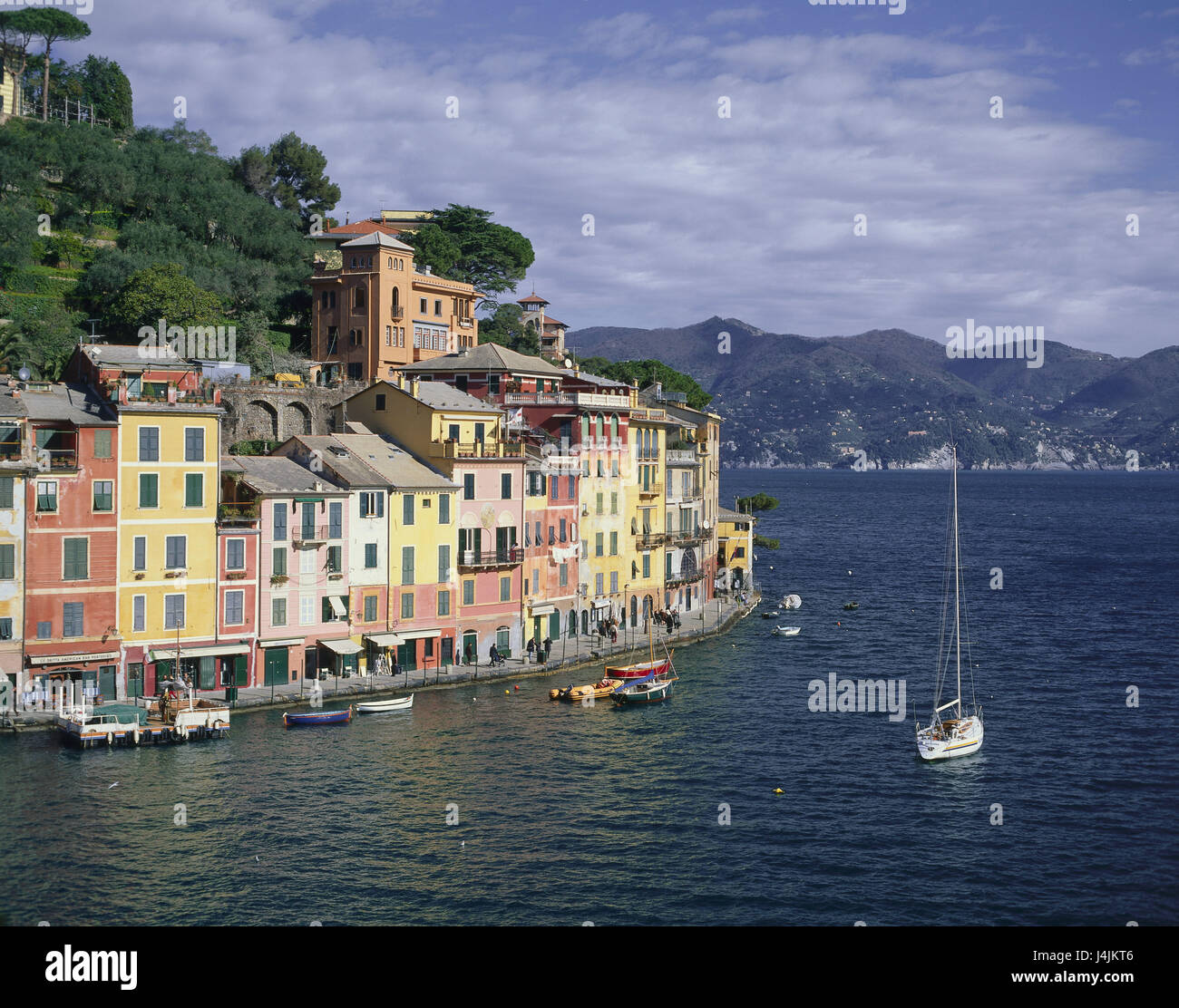 In Italia, la Liguria, Portofino, vista città, porto d'Europa, la Riviera Italiana, Riviera Tu il Levante, costa, il Mare Mediterraneo, località balneare, resort per vacanze case residenziali, porto di bacini, destinazione destinazione di vacanza, estate Foto Stock