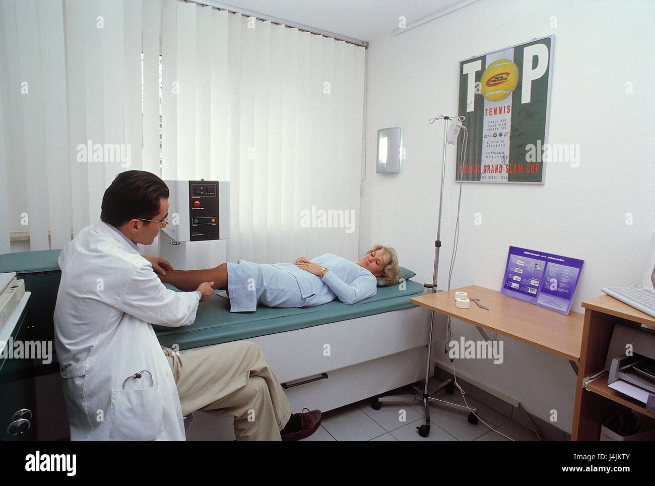 La pratica medica, sala d'esame medico e paziente, spessore osseo strumento di misurazione, ossei misurare regolamento donna, giacciono, misurare il lettino, orthopaedist, medico, ortopedia, pratica ortopedica, diagnostica, sala esame, misurazione, diminuire la densità ossea, misure osseo, regolamento, strumenti di misurazione, strumenti di misurazione, esame, Osteodensitometrie, osteoporosi, storage, ossa, medicina Foto Stock