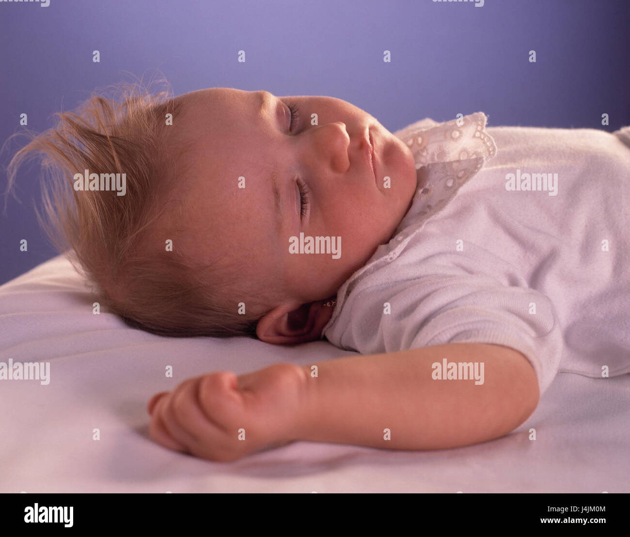 Letto, baby, Dormire Riposo bambino ritratto, infantile, ragazza bionda, orecchini, dormire, riposo, pacificamente Foto Stock