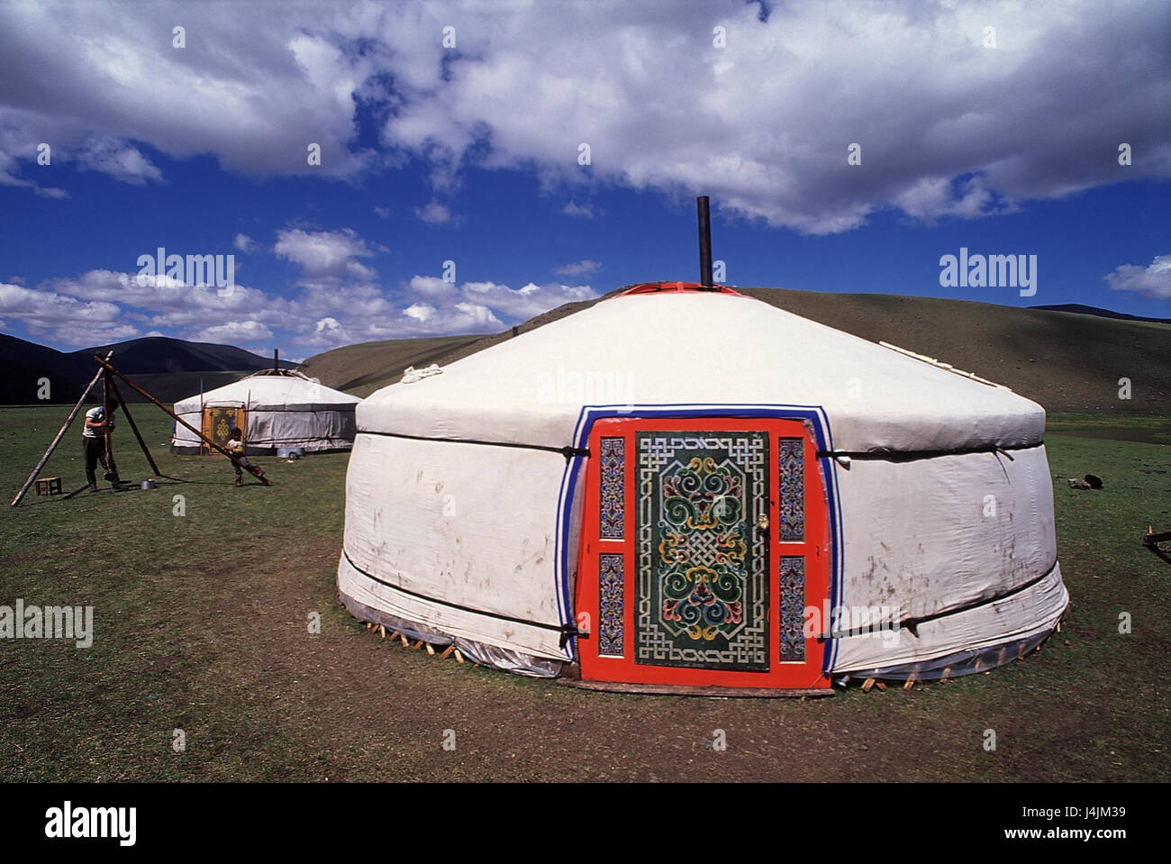 Mongolia, Övörhangai, Jurte tenda residenziale, tenda, nomad, padre e figlio, ceppi di legno, pick, steppa Foto Stock