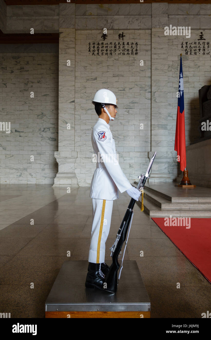 Soldato di guardia d'onore di ROC in bianco uniforme a Chiang Kai-Shek Memorial Hall di Taipei Foto Stock