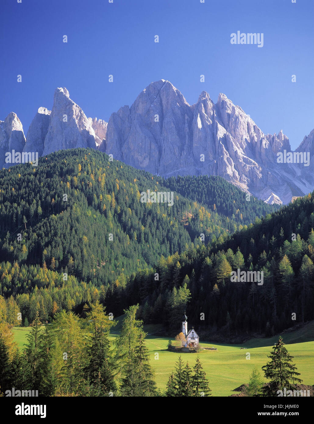 L'Italia, Sud Tirolo, Villnößtal, Ranui, banda, Dolomiti, Geislerspitzen paesaggio di montagna, montagne, montagna, montagne, picchi di montagna, picco di montagna, summit, chiesa, prato Foto Stock