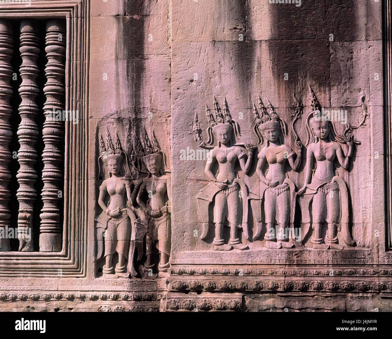 Cambogia Angkor Wat, tempio Khmer, dettaglio, 'Apsara' all'esterno, vicino Siem Reap, re Suriyavarman II, costruisce in 1110-1150, Khmer musica classica, costruzione sacra, tempio allegato, tempio, fede, religione, luogo di interesse, struttura, San dell arte, arte, cultura, opere di rilievo, caratteri di pietra Foto Stock